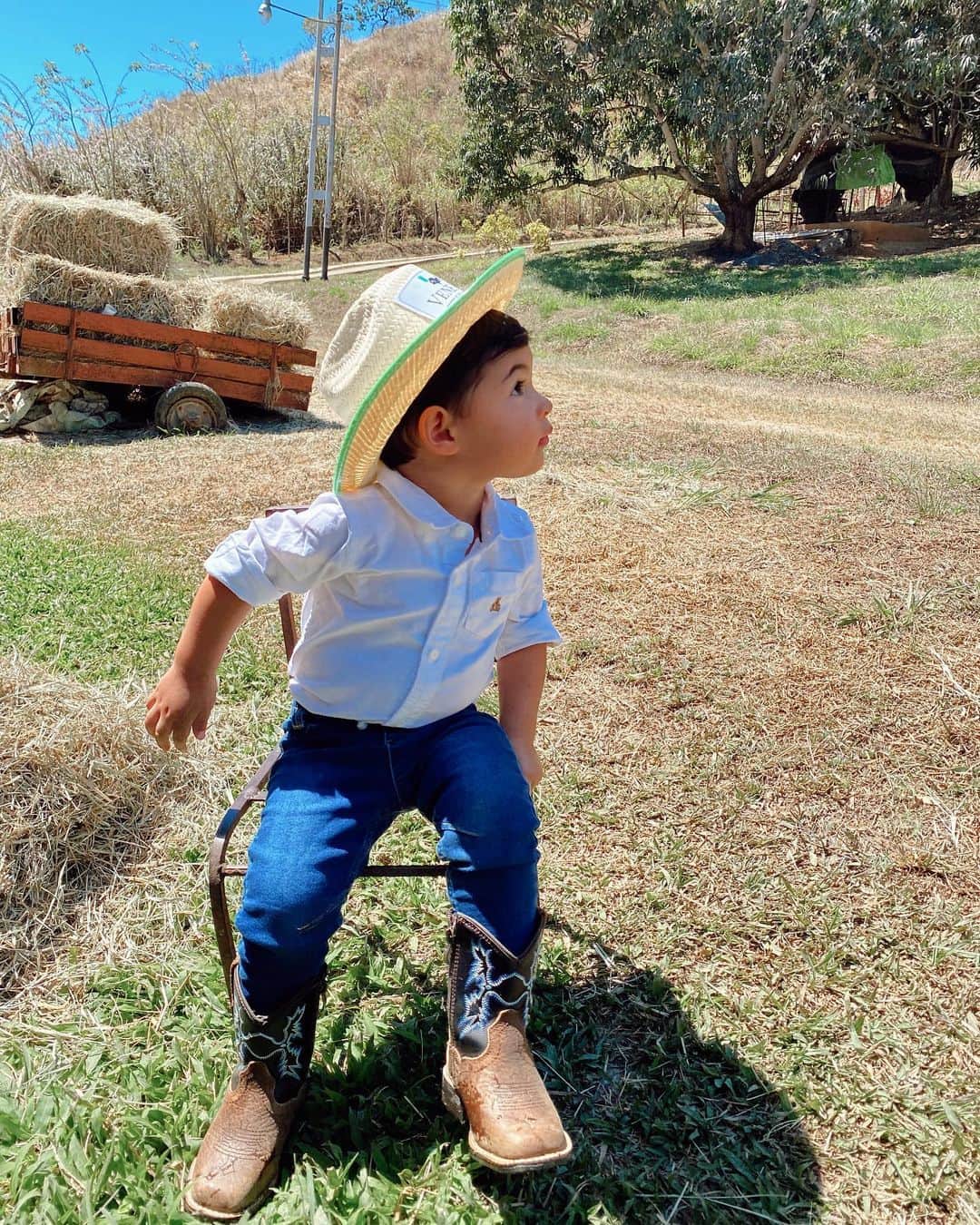 María Gabriela Isler Moralesのインスタグラム：「Creciendo demasiado rápido para mi gusto…. 😍  Este carnaval su “disfraz” era de Vaquerito… pero la verdad es que disfruta de ese mundo un montón, así que lo veremos en este mood con mucha frecuencia 🥰  Y a mí, me verán rezando cuando ya aprenda a montar a su yegua Tormenta 🐎 ambos están creciendo juntos literal.    Sorry el spam pero es que me tiene enamorada 🤍  Gracias a la Lita @emperatriz4yalgomas por las fotos 🫶🏼」