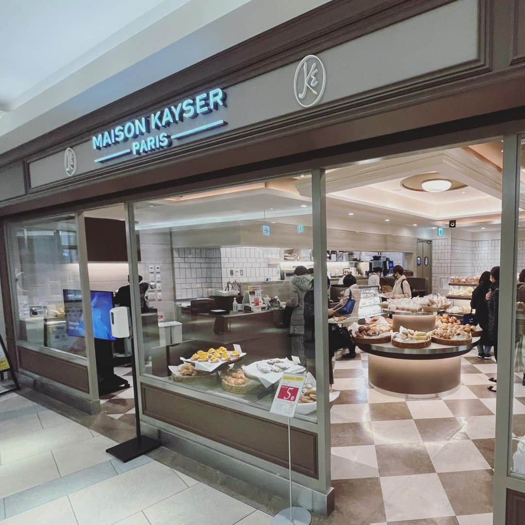 Maison Kayser Japon Officialのインスタグラム：「. 本日、ルクア大阪店がリニューアルオープンしました🥐！ 大阪地区の皆さま、改装中はご迷惑をおかけし申し訳ございませんでした。ルクア店が休みなら…とわざわざハルカス店にお越しくださった方もいらっしゃり、本当にありがとうございます。  新店舗は、以前の店舗より買い周りがしやすい動線のレイアウトになっています。イートイン席もございますので、お近くにお越しの際は是非お立ち寄りくださいませ(o^^o)🥖 . . #メゾンカイザー #maisonkayser #japon #boulangerie #erickayser #france #bakery #paris #croissant #パリ #ブーランジェリー #ベーカリー #フランス #パンスタグラム #パンのある生活 #バゲット #クロワッサン #パン #baguette  #大阪グルメ」