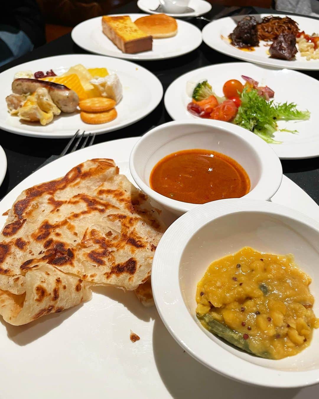 みまるさんのインスタグラム写真 - (みまるInstagram)「🇲🇾☕️🍜  リッツカールトン朝食美味しすぎた🍛 ナンじゃなくてロティなのが最高！！  4枚目の雲呑麺が1番好きだった🍜  #マレーシア旅行 #クアラルンプール #リッツカールトンクアラルンプール #kualalumpur #ritzcarltonkualalumpur #雲呑麺 #malaysiafoodvillage #malaysiafood  #みまる #mimaru #🇹🇭 #海外移住 #タイ #バンコク #タイ移住 #バンコク生活 #bangkok #thailand #海外生活  #海外旅行  #ナチュラルライフ #干物女 #自由人 #youtuber #バンコク情報  #みまるチャンネル」2月22日 12時00分 - mimaru_dayo