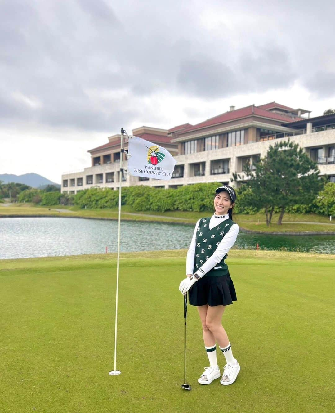 松嶋えいみのインスタグラム：「沖縄ゴルフ⛳️🌺 曇りだったけど冬でこれくらいの格好で出来るのは最高でした🥰  Visor▶︎ @irishman.jp  Inner▶︎ @irishman.jp  Vest▶︎ @eimygolf  Skirt▶︎ @irishman.jp  Socks▶︎ @eimygolf  Shoes▶︎ @efficace_official   #喜瀬カントリークラブ  #沖縄 #ゴルフ #golf」