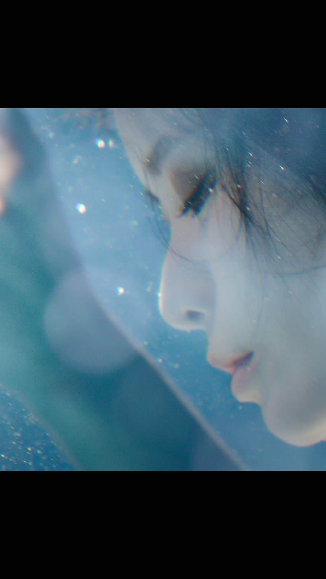 パク・キヨンのインスタグラム：「#꽃잎 #petal #mv #parkkiyoung #박기영 #이율배우 #채희석감독작품」