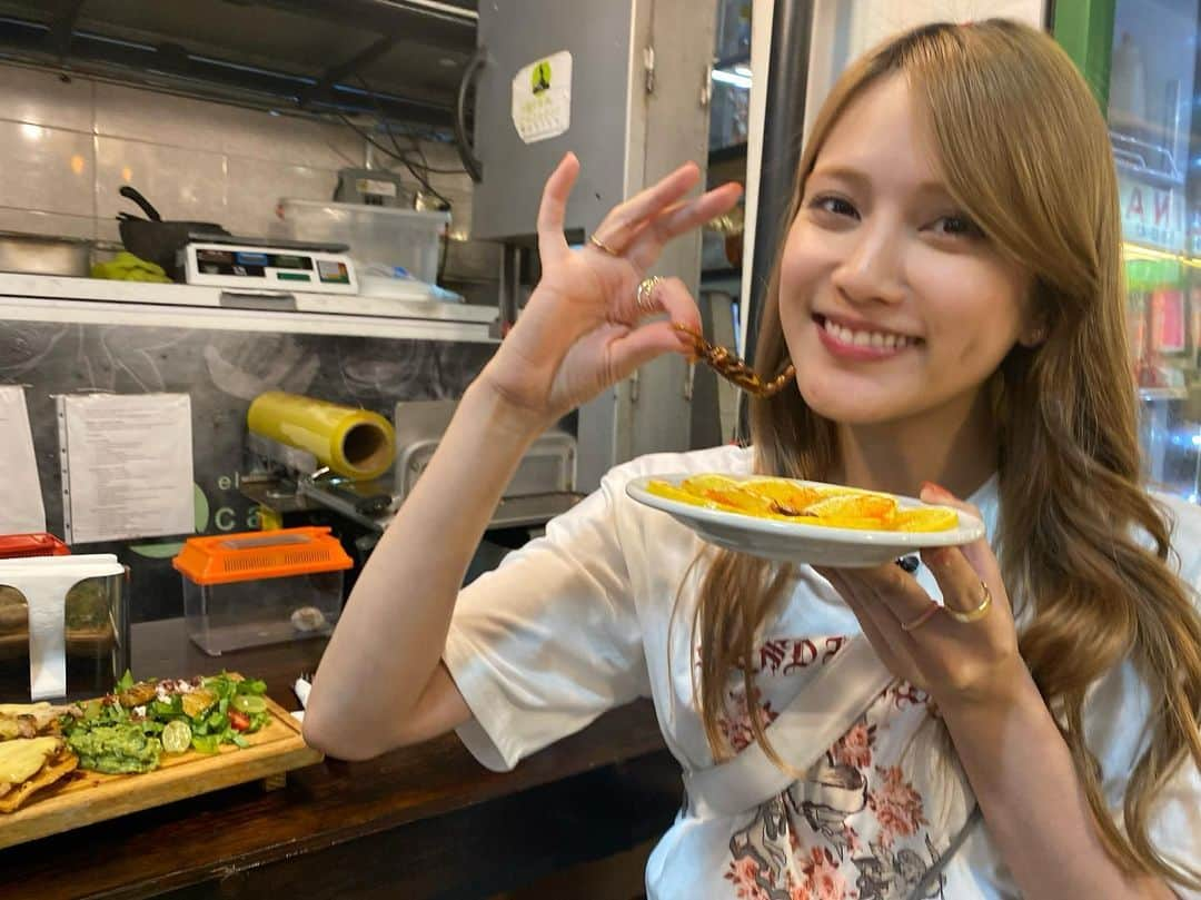 入山杏奈さんのインスタグラム写真 - (入山杏奈Instagram)「Pueden hacer zoom a lo que estoy a punto de comer😬  !Sí es un alacrán! Y lo que está en la mesa…  es un volcán de cocodrilo 🥶⚡︎⚡︎ Una experiencia muy exótica en el famoso mercado de San Juan.  El video está en mi canal de YouTube!! 🦂🐊🦁  わたしの食べてるものをズームしてみて👀 サ、サソリ〜！！ テーブルの上に置いてあるのはワニのお肉を使った料理... そのときの様子はぜひYouTubeでご覧ください😳🦂ʾʾ」2月22日 12時48分 - iamannairiyama