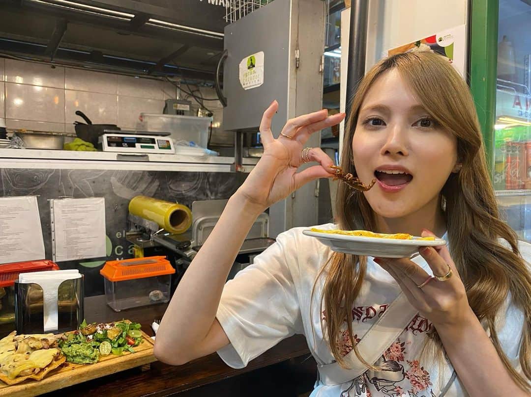 入山杏奈のインスタグラム：「Pueden hacer zoom a lo que estoy a punto de comer😬  !Sí es un alacrán! Y lo que está en la mesa…  es un volcán de cocodrilo 🥶⚡︎⚡︎ Una experiencia muy exótica en el famoso mercado de San Juan.  El video está en mi canal de YouTube!! 🦂🐊🦁  わたしの食べてるものをズームしてみて👀 サ、サソリ〜！！ テーブルの上に置いてあるのはワニのお肉を使った料理... そのときの様子はぜひYouTubeでご覧ください😳🦂ʾʾ」
