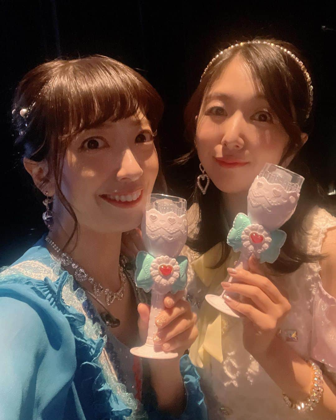 清水理沙さんのインスタグラム写真 - (清水理沙Instagram)「デパプリの思い出②🍙🍜🍨  今回の写真は、ジェントルにゴージャスなキュアフィナーレを演じた、茅野愛衣ちゃん💜💙  愛衣ちゃんとは、以前作品をご一緒していたけれども、こんなに仲良くなれるなんて！とっても嬉しかった☺️  私のことを、"リーサ" と呼んでくれる愛衣ちゃん。お互いに飲むのも好きで😂🍺、いっぱい行ったねぇ。 博学な愛衣ちゃんは、何を聞いても返してくれるすごい人。ちょっとした悩みを相談した時にも、すぐこうしたら？とアドバイスしてくれて、それと同時に勇気もくれる✊🏻✨ そんな素敵な愛衣ちゃんと仲良くなれて、楽しい日々でした。  またどこかでご一緒したいなぁ。。 濃い一年間をありがとう。またみんなでご飯食べに行こうね🥹🍻💖💙💛💜」2月22日 12時43分 - risa_s.09