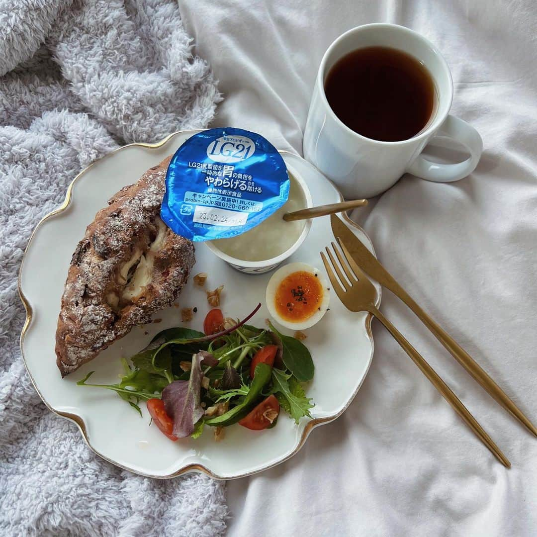 森彩香さんのインスタグラム写真 - (森彩香Instagram)「🥐🥣☕️🥗 いつしかの朝ご飯ちゃん🍽 　　 最近胃が弱くて胃痛で丸一日寝込んだりしてしまってたから毎日ヨーグルト食べるようにしてて、尚且つお野菜や卵もしっかり摂るようにしてる(＞＜)(＞＜) 　　 　　 　　 　　 . #胃弱 #朝ご飯 #あさごはん記録 #胃に優しいごはん」2月22日 12時44分 - ayarin_6v6