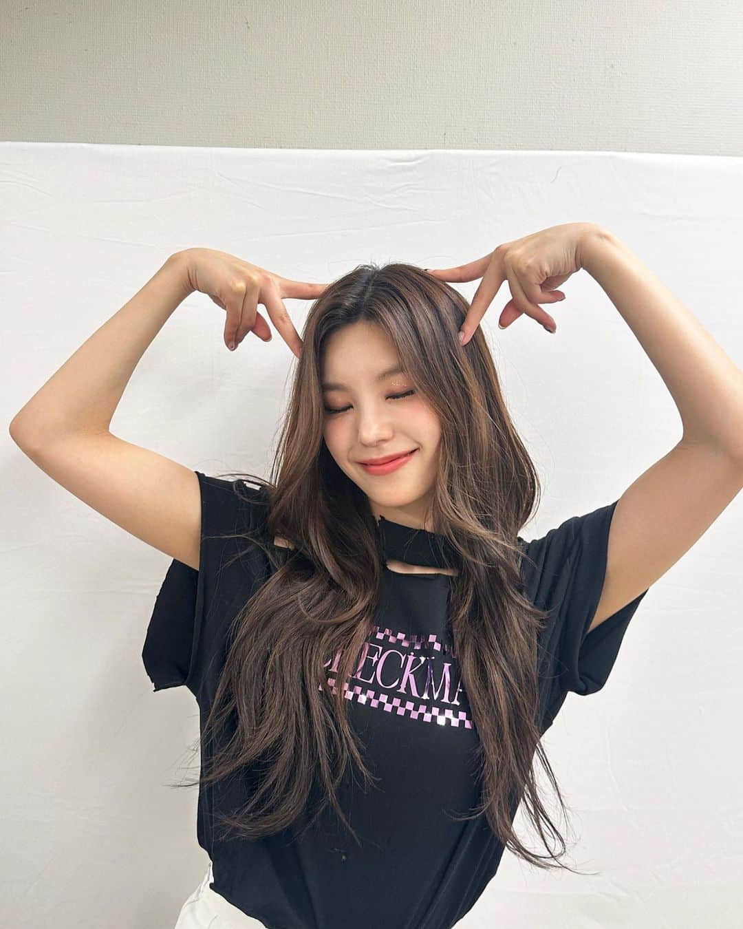 ITZYさんのインスタグラム写真 - (ITZYInstagram)「. #猫の日 ITZY猫からプレゼントが届きました🎁🐱  #ITZY #MIDZY  #ITZY_WORLD_TOUR  #ITZY_CHECKMATE」2月22日 23時38分 - itzy.all.in.us