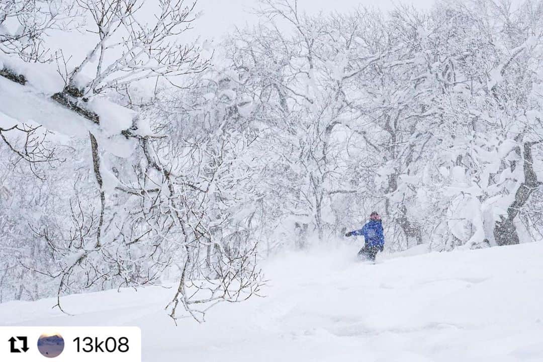 大江光のインスタグラム：「1年ぶりこみっちゃん。 一緒に滑ったのも久しぶりで、楽しかったです😊💓  写真まで撮ってくださって、ありがとうございました‼︎ 次は春の探検隊にぜひ参加させてください🍀  #スノーボード #snowboard #スノボ女子 #旭川」
