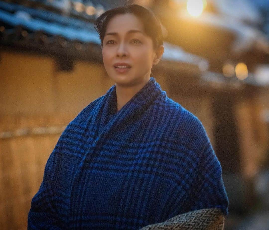 川原亜矢子のインスタグラム：「夕暮れの金沢 #kanazawa #japan #kimono #sushi #travel #金沢 #武家屋敷 #着物」