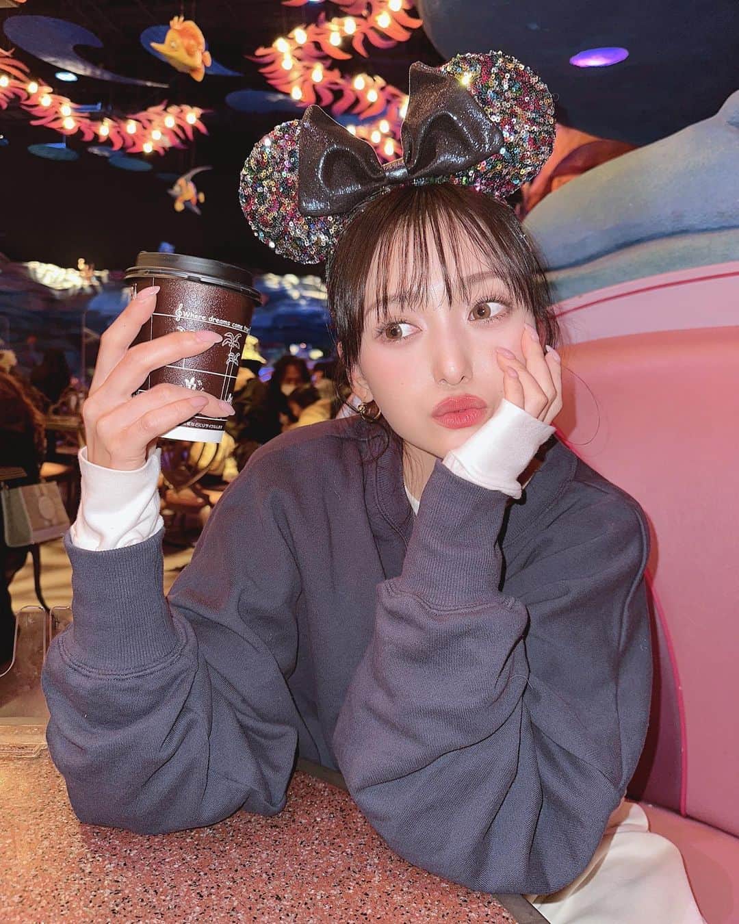 引地裕美のインスタグラム：「🧜‍♀️🪸🏰🖤  風が強くて寒かったから マーメイドラグーンに逃げた🌬  #ゆうみ服 🧺#ディズニーコーデ  #UMine #japanese #japanesegirl #일본 #スウェット #メンズライク #tds #tdr #東京ディズニーシー #tokyodisneysea  #오오티디 #얼스타그램 #패션스타그램 #데일리코디 #패션 #时装 #셀카 #데일리룩 #每日穿搭 #我的最愛」