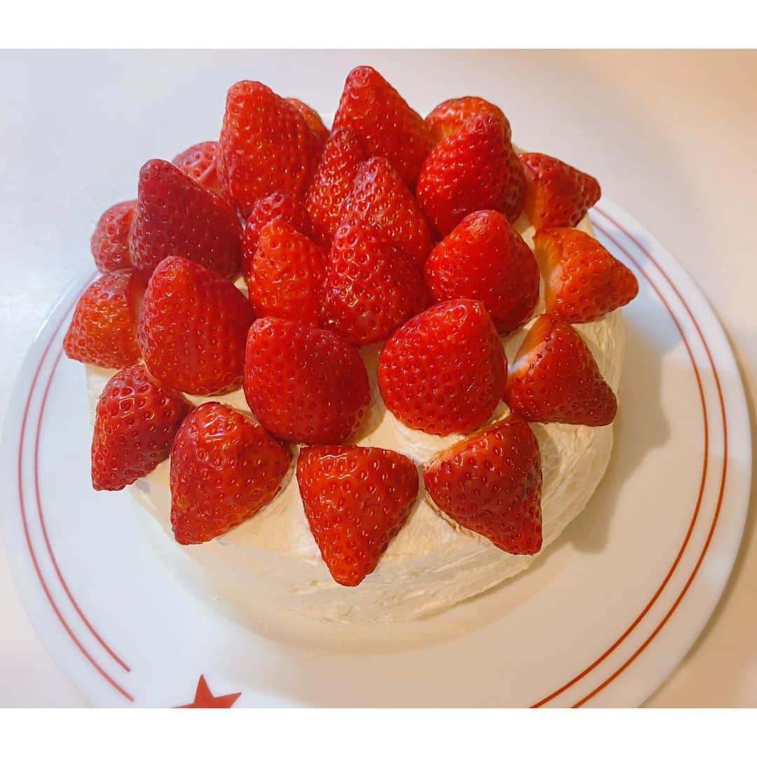 納富有沙さんのインスタグラム写真 - (納富有沙Instagram)「. 最近の私とかわいこちゃん👶❤️ 産後の抜け毛が落ち着いてきて、生えてきた毛がパヤパヤしてます🤗 あ、あと先日お祝いでショートケーキ作りました。美味しくできてよかったです🎂 . . . #赤ちゃんのいる生活 #👶  #decorationcake #spongecake #strawberrycake #starwberry #homemadecake #homemadesweets #cooking #cookingram #cookingathome  #japan #usa #actress  #ショートケーキ #苺のショートケーキ #デコレーションケーキ #手作りケーキ #手作りお菓子 #手作りスイーツ #クッキング #クッキングラム  #とみーずキッチン」2月22日 22時45分 - arisa_noutomi