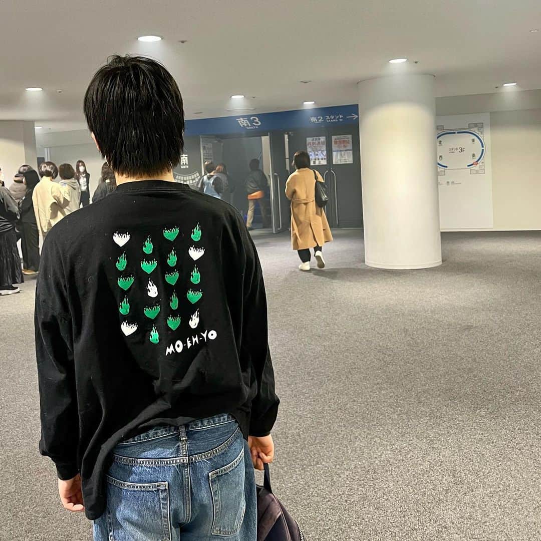 ayakoさんのインスタグラム写真 - (ayakoInstagram)「#loveallarenatour2023  #藤井風 ・ 念願の、息子たちと一緒にLIVEへ🎶 まさかファイナルが当たるとは‼︎ 横アリにはご縁があるようです🤝💖 ・ 個人的には大好きな何なんwがラスト曲なうえ撮影🆗だったのとヤフさんがバンドメンバーに居たのも嬉しかったぁ✌️✨ パワーアップした風くん、そしてチーム風を拝めて幸せです🥰 ・ 私はヘンレコユニフォーム 長男は燃えよteeを着て参戦🤍 おちびサイズがなく次男は普段着でした😅 今回はグッズスルーしてしまったけどスウェット可愛かった🥹 グッズがいつもお洒落🫶✨ ・ #藤井風ライブ  #横浜アリーナ #loveallarenatour #ヘンレコユニフォーム  #燃えよt #moehyo」2月22日 22時47分 - aya.masayan