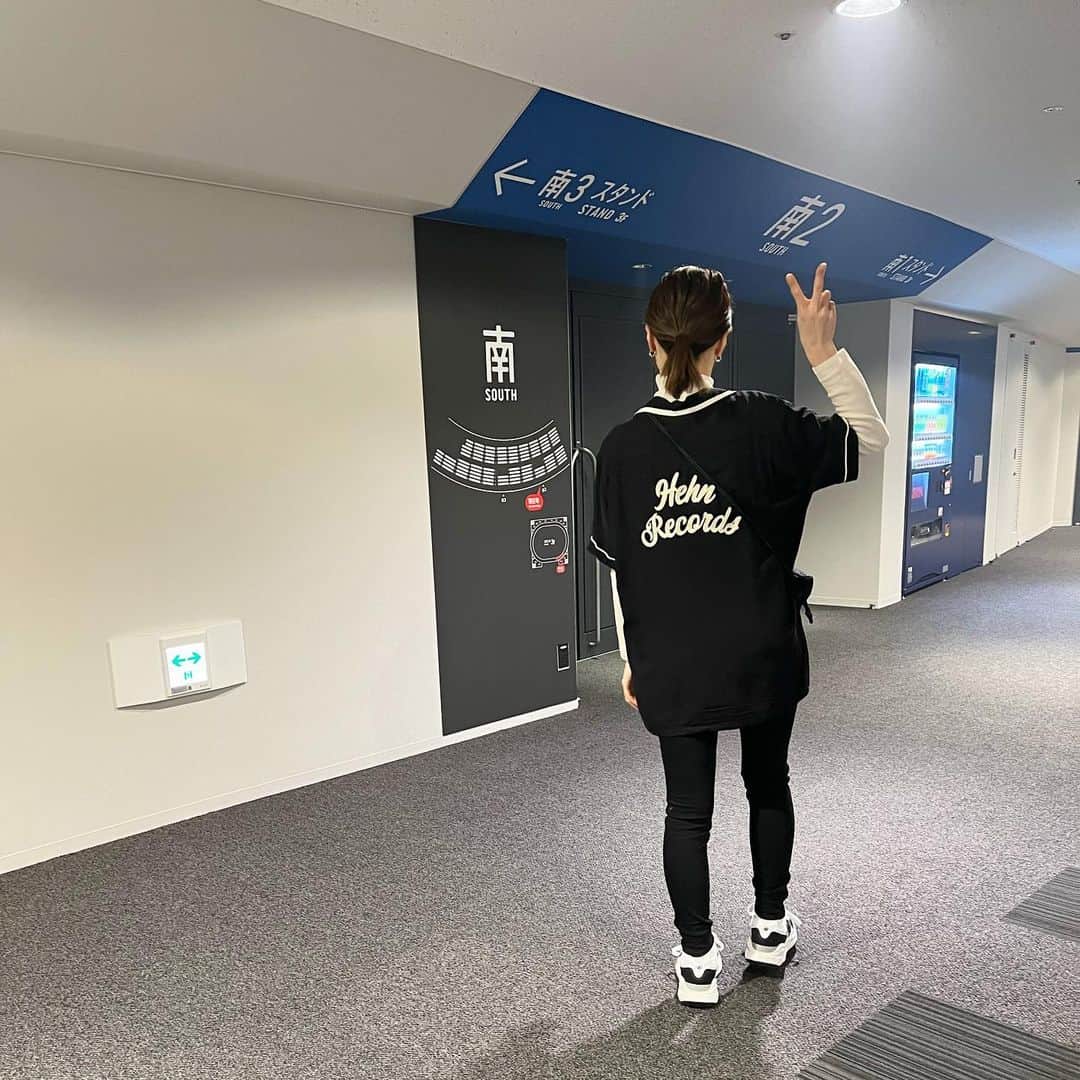 ayakoさんのインスタグラム写真 - (ayakoInstagram)「#loveallarenatour2023  #藤井風 ・ 念願の、息子たちと一緒にLIVEへ🎶 まさかファイナルが当たるとは‼︎ 横アリにはご縁があるようです🤝💖 ・ 個人的には大好きな何なんwがラスト曲なうえ撮影🆗だったのとヤフさんがバンドメンバーに居たのも嬉しかったぁ✌️✨ パワーアップした風くん、そしてチーム風を拝めて幸せです🥰 ・ 私はヘンレコユニフォーム 長男は燃えよteeを着て参戦🤍 おちびサイズがなく次男は普段着でした😅 今回はグッズスルーしてしまったけどスウェット可愛かった🥹 グッズがいつもお洒落🫶✨ ・ #藤井風ライブ  #横浜アリーナ #loveallarenatour #ヘンレコユニフォーム  #燃えよt #moehyo」2月22日 22時47分 - aya.masayan