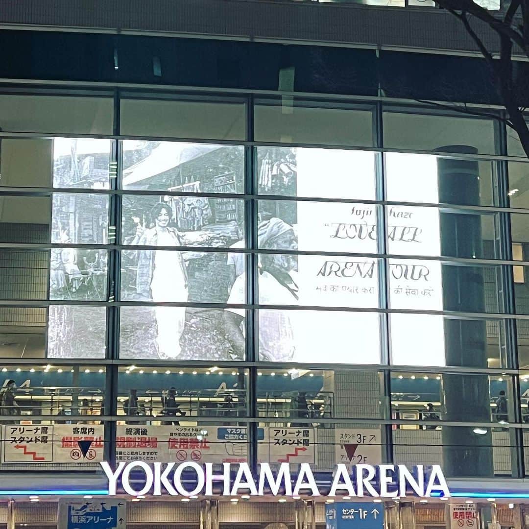 ayakoさんのインスタグラム写真 - (ayakoInstagram)「#loveallarenatour2023  #藤井風 ・ 念願の、息子たちと一緒にLIVEへ🎶 まさかファイナルが当たるとは‼︎ 横アリにはご縁があるようです🤝💖 ・ 個人的には大好きな何なんwがラスト曲なうえ撮影🆗だったのとヤフさんがバンドメンバーに居たのも嬉しかったぁ✌️✨ パワーアップした風くん、そしてチーム風を拝めて幸せです🥰 ・ 私はヘンレコユニフォーム 長男は燃えよteeを着て参戦🤍 おちびサイズがなく次男は普段着でした😅 今回はグッズスルーしてしまったけどスウェット可愛かった🥹 グッズがいつもお洒落🫶✨ ・ #藤井風ライブ  #横浜アリーナ #loveallarenatour #ヘンレコユニフォーム  #燃えよt #moehyo」2月22日 22時47分 - aya.masayan