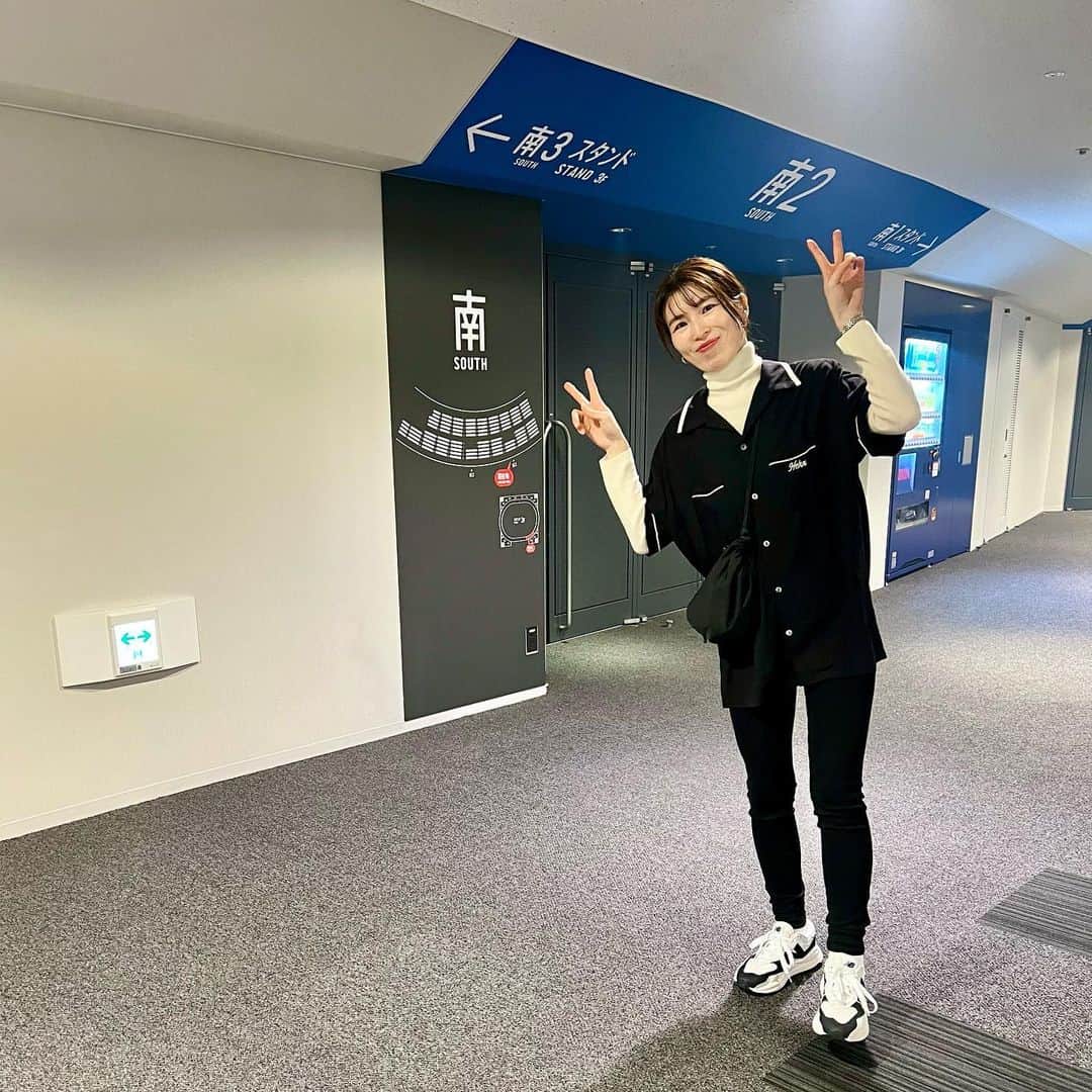 ayakoのインスタグラム：「#loveallarenatour2023  #藤井風 ・ 念願の、息子たちと一緒にLIVEへ🎶 まさかファイナルが当たるとは‼︎ 横アリにはご縁があるようです🤝💖 ・ 個人的には大好きな何なんwがラスト曲なうえ撮影🆗だったのとヤフさんがバンドメンバーに居たのも嬉しかったぁ✌️✨ パワーアップした風くん、そしてチーム風を拝めて幸せです🥰 ・ 私はヘンレコユニフォーム 長男は燃えよteeを着て参戦🤍 おちびサイズがなく次男は普段着でした😅 今回はグッズスルーしてしまったけどスウェット可愛かった🥹 グッズがいつもお洒落🫶✨ ・ #藤井風ライブ  #横浜アリーナ #loveallarenatour #ヘンレコユニフォーム  #燃えよt #moehyo」