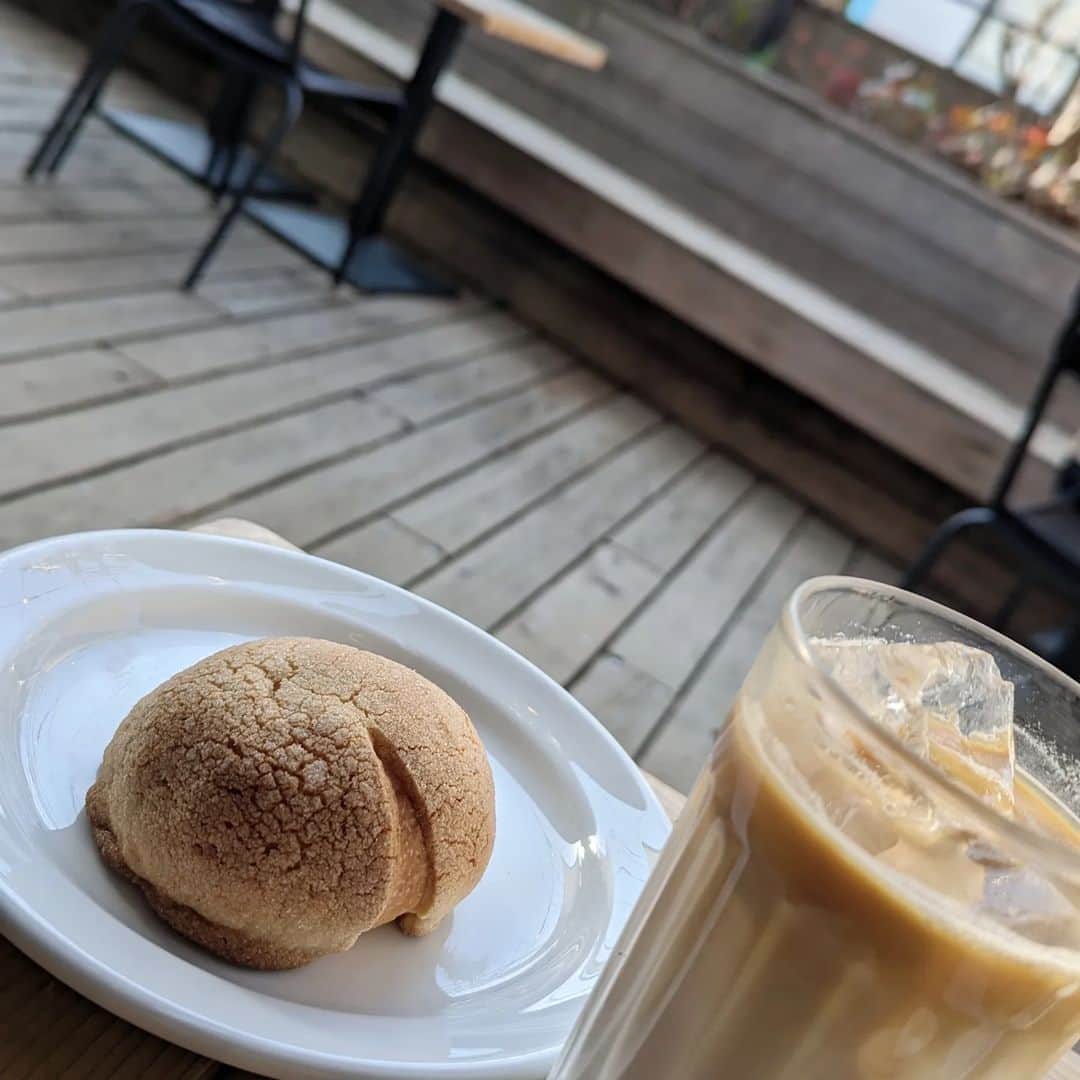 本田珠規さんのインスタグラム写真 - (本田珠規Instagram)「2023.2.22  たくさんの方に触って頂いた ポンポコリンの愛おしいお腹も カウントダウンだなぁ☺️  一日10,000歩目標で 今日は、14,000歩達成♡  美味しいものもたくさん食べて 満足🤤  2枚目は昔からある三宿のカレー屋さん。 【喜楽亭】 ここのハンバーグカレーが美味しい❤  4枚目のメロンパンは賞味期限1時間の 塩バターメロンパン。  初めて食べた時の感動が 何度食べてもある❣️  #39週#臨月#臨月散歩 #39週3日#夫婦時間 #妊娠10ヶ月  #体外受精#顕微授精#不妊治療 #喜楽亭 #塩バターメロンパン」2月22日 22時49分 - tamaki_honda_oscar