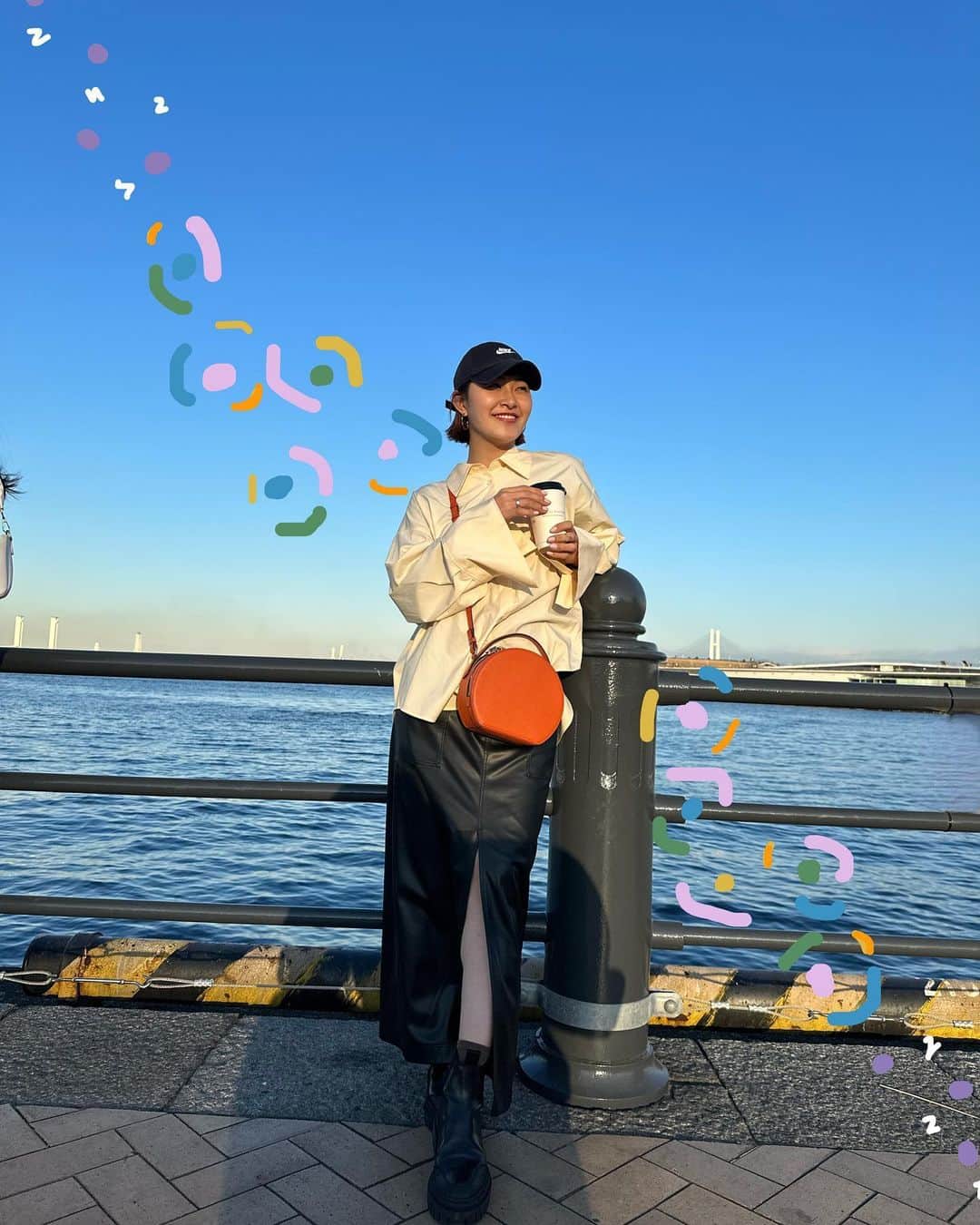 村上佳菜子のインスタグラム：「🌻🌻🌻 写真にお絵かき得意かもっていう 特技見つけた❤️🫶🏻 . . . #海　#オーツミルクラテ #ペイント」