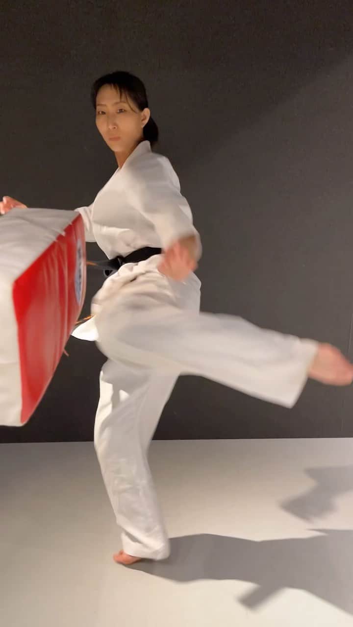 浜井美香のインスタグラム：「‪#kyokushin‬ ‪#karate‬ ‪#martialarts‬ ‪#kick‬‬ ‪#training ‬ ‪#stretch #streching #fitness ‬ ‪#Киокушин‬ ‪#каратэ‬ ‪#空手‬ ‫#تمرين‬」