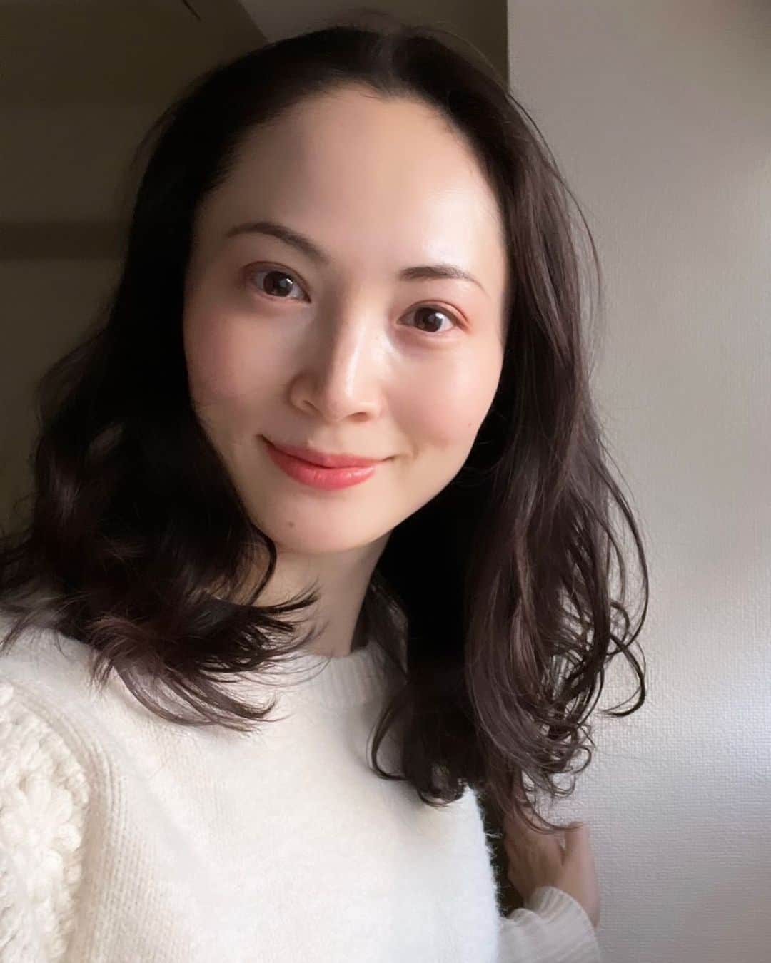 のインスタグラム：「昨日のヘアオイル手ぐしだけの無造作30秒ヘアー🙂 強風と花粉ワックス？笑😅で良い感じにセットしてくれた感じです😇 パーマかけてないのに扱いやすい毛質だねってよく言われるけど、ブローが苦手なだけ😅 なんとな〜く 写真🤳撮っておきました😂💕  #強風ヘアー #花粉もたまには悪くない #オイル #ヘアースタイル #ロングヘア」