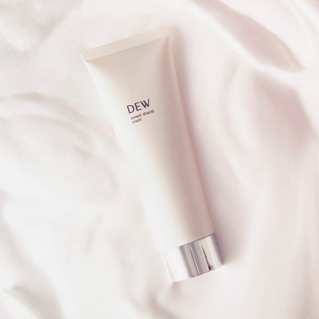 デュウ／DEW officialさんのインスタグラム写真 - (デュウ／DEW officialInstagram)「. ◤NEW SKINCARE ITEM◢ . ──────────────────────── 生クリームのような濃密ヒアロ泡*が 吸いつくように密着して肌を包み込む 美滴泡パック洗顔 ──────────────────────── *ヒアルロン酸Na(保湿)を含む濃密泡 . . 思わず顔をうずめたくなるもったりとした 生クリームのような泡 . 顔に触れるとピタッと吸いつくように密着 洗うたび、しっとりなめらかな肌へ。 . あなたを「虜」にするスキンケア DEW Skincare holic* *感触や香り等を楽しみ、スキンケアに夢中になること . … … … … … … … … … … … … … … . 4月29日発売 スイートシャンティウォッシュ 125g . 詳しくは公式HPへ . . #スイートシャンティウォッシュ #dew_skincareholic  #スキンケア #美肌ケア #美肌 #洗顔 #美容ケア #カネボウdew #スキンケアマニア #美容好きな人と繋がりたい #スキンケア好きさんと繋がりたい」2月22日 14時51分 - dew_official_jp