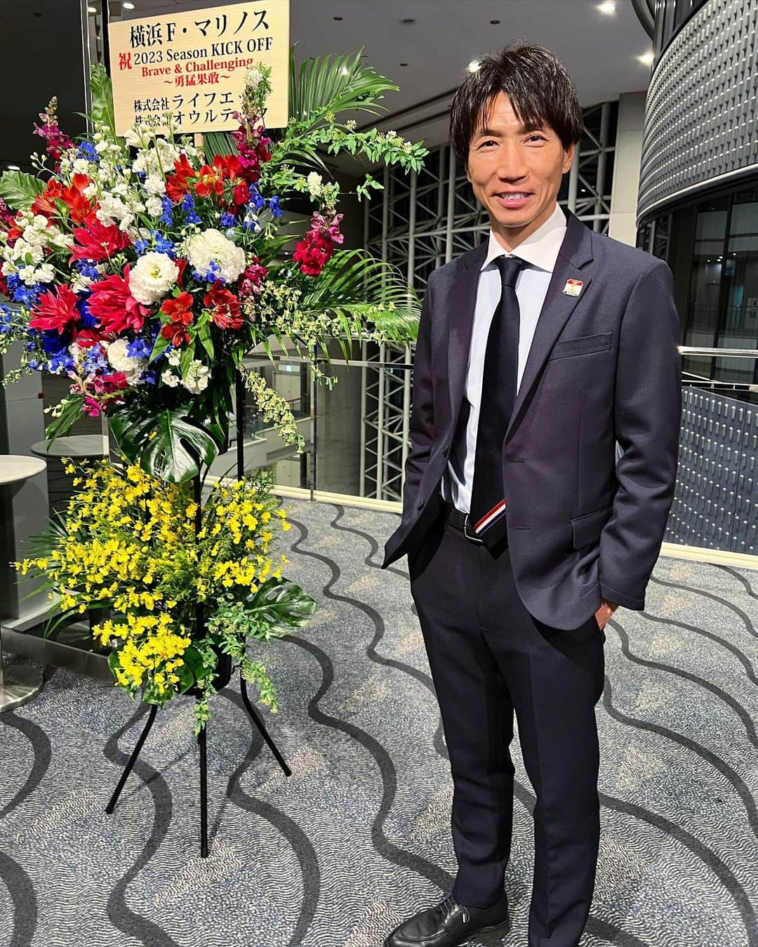 波戸康広さんのインスタグラム写真 - (波戸康広Instagram)「👔  2023シーズンのオフィシャルスーツ‼︎  5つの星とエンブレムが刺繍されています。🌟&⚓️  高級感はもちろん、軽量・ストレッチ・イージーケアが特徴の高機能素材なので動きやすくて最高です。  #株式会社オンワードパーソナルスタイル #KASHIYAMA #fmarinos #ambassador #波戸康広」2月22日 14時49分 - hato.official