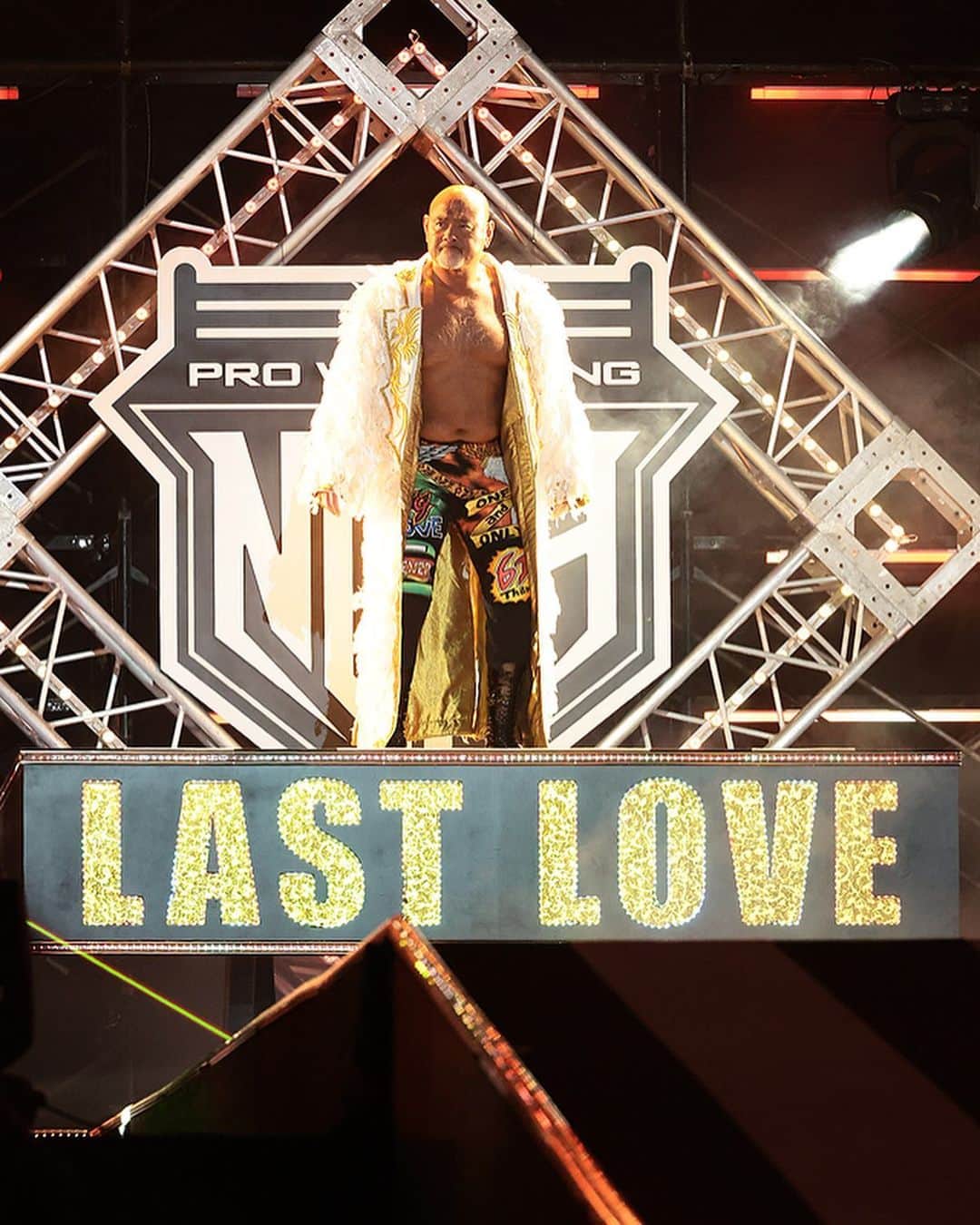 吉岡世起のインスタグラム：「LAST LOVE in 東京ドーム  遂に訪れた武藤さんの引退試合  ただただ感動 武藤さんには色々なものを頂きました 夢や希望、憧れ、楽しみ、プロレスラーとしての人生  この大会で試合出来たことも嬉しかったけど 武藤さんの引退試合のセコンドに付けたこと 間近であのシーンを体感出来たことが何より嬉しかった  最後の最後まで最高の背中を見せてくれた武藤さん ありがとうございました！  余韻が抜けないけれど プロレスラーとして武藤さんに恥じぬ様にこれからもっと高みを目指さなければね」
