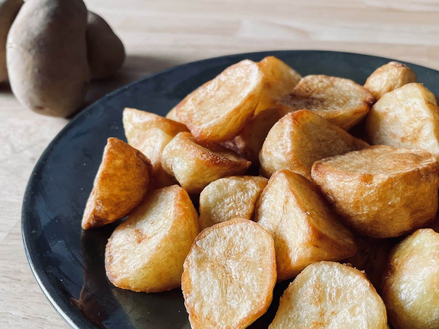 KitchHikeのインスタグラム：「.  ／ 　親子で楽しめる！ ”越冬メークイン”で 🥔 　主役級フライドポテトづくりに挑戦🍟 ＼  ”メークイン発祥の地” 北海道厚沢部町。 雪室貯蔵で、糖度ともっちり食感を極限まで 引き出した”雪の魔法”の越冬メークインで おいしいフライドポテトを作りましょう🍟  子どもから大人まで、お好みのシーズニングを 持ち寄って、食べ比べを楽しみませんか😆？  ▼イベント詳細はプロフィールURL からチェック @kitchhike  本イベントの魅力をご紹介します✨  ＼厚沢部町イベント3つの魅力／  【その1】 メークイン🥔たっぷり3kgお届け！ ---------------------------- 今季最後の”越冬雪の下メークイン”を たっぷり3kgお届けします🚌💨 雪の温度と湿度によって、甘くもっちり しっとりとした食感になります😍 涼しい場所で保管すれば約3週間程度保存が可能！ いろんな料理にお使いくださいね。  【その2】 失敗しないフライドポテト🍟の作り方 ---------------------------- 厚沢部町の食担当こと協力隊の中村和恵さんに、 失敗しないフライドポテトレシピを教わります🙋‍♀️ 材料はメークインと塩と油のみ。 素材の甘さを存分に味わった後は、 お好きなシーズニングで”味変”を楽しみましょう！  【その3】 厚沢部町で活躍中のゲストさんご登場🙋‍♀️ ---------------------------- “厚沢部町の食材のおいしさを発信する”  をテーマに活動中の中村和恵さんをはじめ、 手作業と土づくりにこだわり抜く 「道南いたさか農園」の板坂峰行さんに 愛情とこだわりがつまったメークイン栽培や 厚沢部町の魅力について伺います😊  ▼ご予約はプロフィールURL からチェック @kitchhike  -------------------------------- 「ふるさと食体験」開催日時 2023年3月12日(日) 11:00〜12:30 申込締切：3月6日(月) 参加費：2,500円→1,500円  ＼クーポンプレゼント企画実施中！／ もっと食を通じて地域と繋がって欲しい。 そんな想いからクーポンをご用意しました。 はじめてさんもリピーターさんも 【1000円OFF！】ぜひご利用ください🎁 詳しくはプロフィールURLからご覧いただける イベントページをご確認くださいね🙌 --------------------------------  #キッチハイク #ふるさと食体験 #地域創生 #地方創生 #北海道厚沢部町 #じゃがいも #メークイン #越冬メークイン #フライドポテト #おうち時間 #おうちカフェ #料理 #移住 #オンラインイベント #特産品 #食文化」