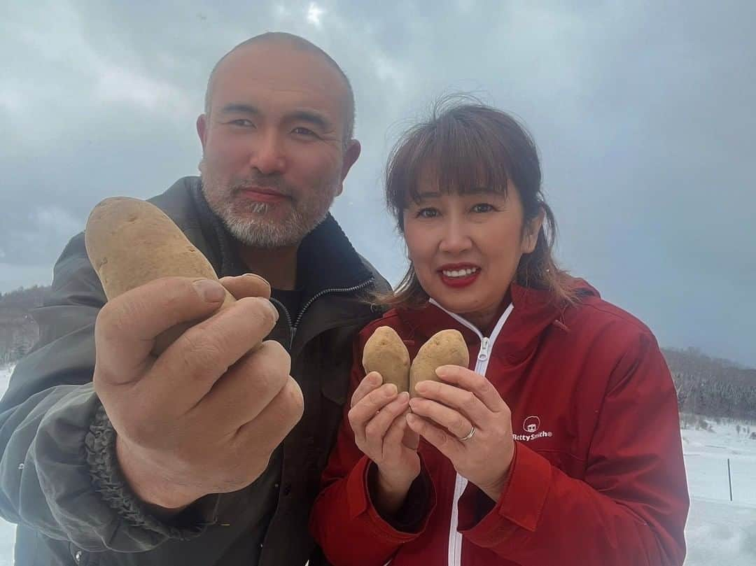 KitchHikeさんのインスタグラム写真 - (KitchHikeInstagram)「.  ／ 　親子で楽しめる！ ”越冬メークイン”で 🥔 　主役級フライドポテトづくりに挑戦🍟 ＼  ”メークイン発祥の地” 北海道厚沢部町。 雪室貯蔵で、糖度ともっちり食感を極限まで 引き出した”雪の魔法”の越冬メークインで おいしいフライドポテトを作りましょう🍟  子どもから大人まで、お好みのシーズニングを 持ち寄って、食べ比べを楽しみませんか😆？  ▼イベント詳細はプロフィールURL からチェック @kitchhike  本イベントの魅力をご紹介します✨  ＼厚沢部町イベント3つの魅力／  【その1】 メークイン🥔たっぷり3kgお届け！ ---------------------------- 今季最後の”越冬雪の下メークイン”を たっぷり3kgお届けします🚌💨 雪の温度と湿度によって、甘くもっちり しっとりとした食感になります😍 涼しい場所で保管すれば約3週間程度保存が可能！ いろんな料理にお使いくださいね。  【その2】 失敗しないフライドポテト🍟の作り方 ---------------------------- 厚沢部町の食担当こと協力隊の中村和恵さんに、 失敗しないフライドポテトレシピを教わります🙋‍♀️ 材料はメークインと塩と油のみ。 素材の甘さを存分に味わった後は、 お好きなシーズニングで”味変”を楽しみましょう！  【その3】 厚沢部町で活躍中のゲストさんご登場🙋‍♀️ ---------------------------- “厚沢部町の食材のおいしさを発信する”  をテーマに活動中の中村和恵さんをはじめ、 手作業と土づくりにこだわり抜く 「道南いたさか農園」の板坂峰行さんに 愛情とこだわりがつまったメークイン栽培や 厚沢部町の魅力について伺います😊  ▼ご予約はプロフィールURL からチェック @kitchhike  -------------------------------- 「ふるさと食体験」開催日時 2023年3月12日(日) 11:00〜12:30 申込締切：3月6日(月) 参加費：2,500円→1,500円  ＼クーポンプレゼント企画実施中！／ もっと食を通じて地域と繋がって欲しい。 そんな想いからクーポンをご用意しました。 はじめてさんもリピーターさんも 【1000円OFF！】ぜひご利用ください🎁 詳しくはプロフィールURLからご覧いただける イベントページをご確認くださいね🙌 --------------------------------  #キッチハイク #ふるさと食体験 #地域創生 #地方創生 #北海道厚沢部町 #じゃがいも #メークイン #越冬メークイン #フライドポテト #おうち時間 #おうちカフェ #料理 #移住 #オンラインイベント #特産品 #食文化」2月22日 15時01分 - kitchhike