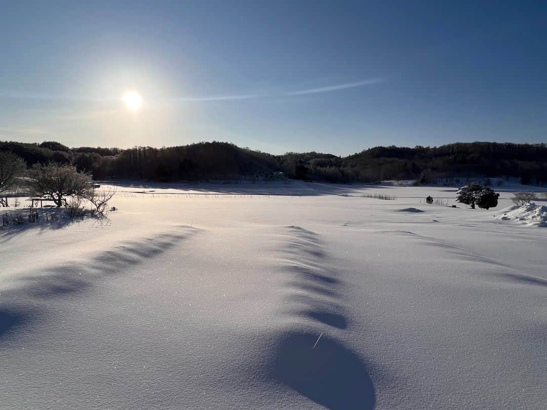 KitchHikeさんのインスタグラム写真 - (KitchHikeInstagram)「.  ／ 　親子で楽しめる！ ”越冬メークイン”で 🥔 　主役級フライドポテトづくりに挑戦🍟 ＼  ”メークイン発祥の地” 北海道厚沢部町。 雪室貯蔵で、糖度ともっちり食感を極限まで 引き出した”雪の魔法”の越冬メークインで おいしいフライドポテトを作りましょう🍟  子どもから大人まで、お好みのシーズニングを 持ち寄って、食べ比べを楽しみませんか😆？  ▼イベント詳細はプロフィールURL からチェック @kitchhike  本イベントの魅力をご紹介します✨  ＼厚沢部町イベント3つの魅力／  【その1】 メークイン🥔たっぷり3kgお届け！ ---------------------------- 今季最後の”越冬雪の下メークイン”を たっぷり3kgお届けします🚌💨 雪の温度と湿度によって、甘くもっちり しっとりとした食感になります😍 涼しい場所で保管すれば約3週間程度保存が可能！ いろんな料理にお使いくださいね。  【その2】 失敗しないフライドポテト🍟の作り方 ---------------------------- 厚沢部町の食担当こと協力隊の中村和恵さんに、 失敗しないフライドポテトレシピを教わります🙋‍♀️ 材料はメークインと塩と油のみ。 素材の甘さを存分に味わった後は、 お好きなシーズニングで”味変”を楽しみましょう！  【その3】 厚沢部町で活躍中のゲストさんご登場🙋‍♀️ ---------------------------- “厚沢部町の食材のおいしさを発信する”  をテーマに活動中の中村和恵さんをはじめ、 手作業と土づくりにこだわり抜く 「道南いたさか農園」の板坂峰行さんに 愛情とこだわりがつまったメークイン栽培や 厚沢部町の魅力について伺います😊  ▼ご予約はプロフィールURL からチェック @kitchhike  -------------------------------- 「ふるさと食体験」開催日時 2023年3月12日(日) 11:00〜12:30 申込締切：3月6日(月) 参加費：2,500円→1,500円  ＼クーポンプレゼント企画実施中！／ もっと食を通じて地域と繋がって欲しい。 そんな想いからクーポンをご用意しました。 はじめてさんもリピーターさんも 【1000円OFF！】ぜひご利用ください🎁 詳しくはプロフィールURLからご覧いただける イベントページをご確認くださいね🙌 --------------------------------  #キッチハイク #ふるさと食体験 #地域創生 #地方創生 #北海道厚沢部町 #じゃがいも #メークイン #越冬メークイン #フライドポテト #おうち時間 #おうちカフェ #料理 #移住 #オンラインイベント #特産品 #食文化」2月22日 15時01分 - kitchhike