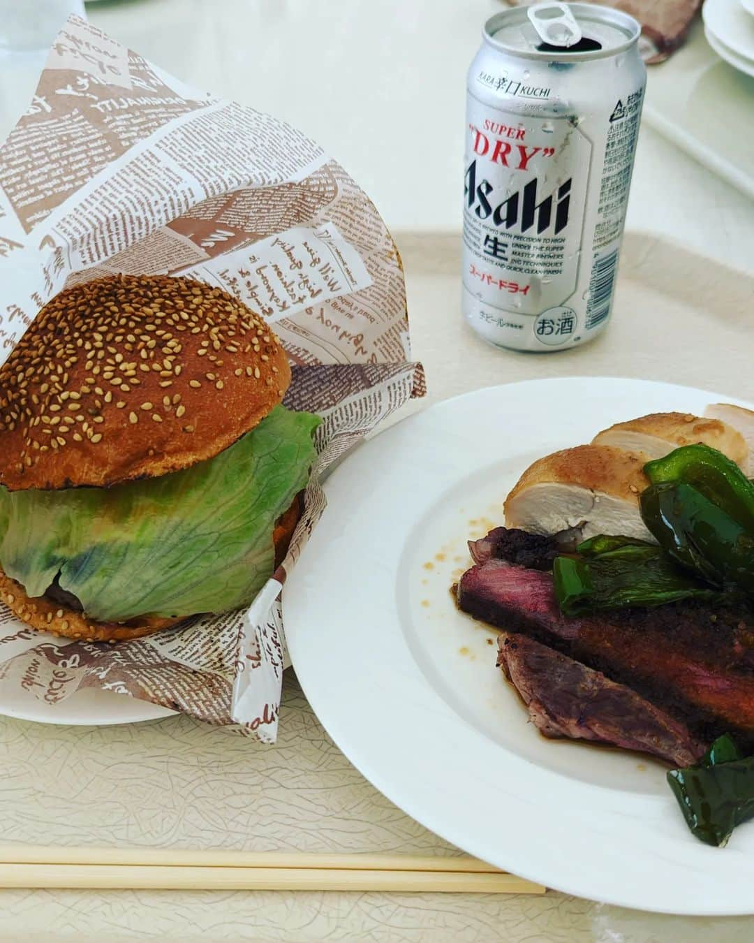 森岡良介さんのインスタグラム写真 - (森岡良介Instagram)「今日はホテルのハンバーガー🍔✨  #ハンバーガー #アサヒビール #BBQ #暴飲暴食 #ハンバーガーコーチ #2023春季キャンプ #東京ヤクルトスワローズ」2月22日 14時56分 - morley681075