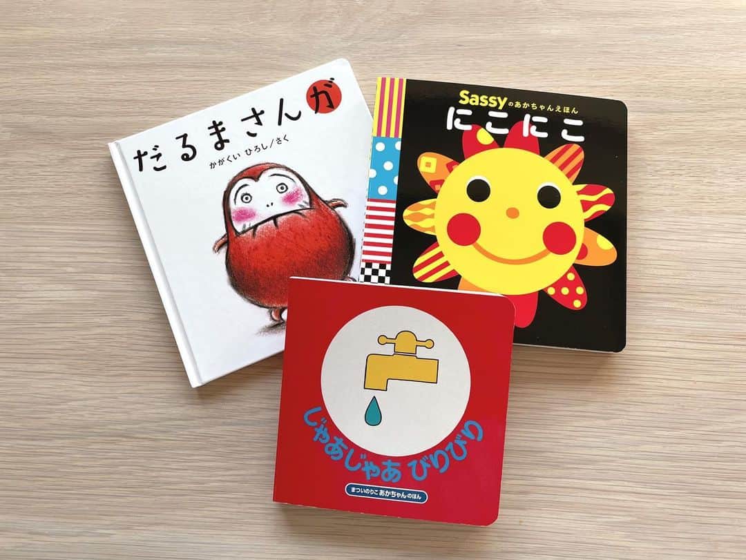 南明奈さんのインスタグラム写真 - (南明奈Instagram)「前に0歳におすすめの絵本を聞いたらたくさんの方が教えてくれました🙌🏻✨ その中からまずはこの3冊を購入✨  《にこにこ》 本屋さんで表紙を見せて1番ジッ👶🏻と見たから購入✨ 買ったのが生後5ヶ月くらいだったんだけど、その時からお気に入りで見せると毎回にこにこに👶🏻✨  《じゃあじゃあびりびり》 最初は 『なんだろう…👶🏻』 って感じだったけど、毎日読み続けてたらある日から笑顔で見るように✨ お気に入りの1冊✨  《だるまさんが》 こちらは5〜6ヶ月ごろの時は 『👶🏻⁇』 な顔をしていて💡 7ヶ月になって、久しぶりに見せてみたら大爆笑🤣 そのあとのお風呂や寝る前もずっと思い出し笑いしてたよ👶🏻✨ 本見せず 『だるまさんが…』 って言うだけで笑うようになりました🤭  オススメしてくれた方が多かった《しましまぐるぐる》✨ いろんなしかけのついたぬのひも絵本バージョンもあったから、外出時用にこっちにしてみた😆  《ぱかっ》はロケでご一緒したママさんが 『インスタでオススメの絵本聞いてたので…✨』 とプレゼントしてくださいました🙇‍♀️✨ これもニコニコしながら見てます👶🏻  他のオススメ絵本もまた今後買ってみます☺️ 教えてくれてありがとう✨」2月22日 15時07分 - akinaminami