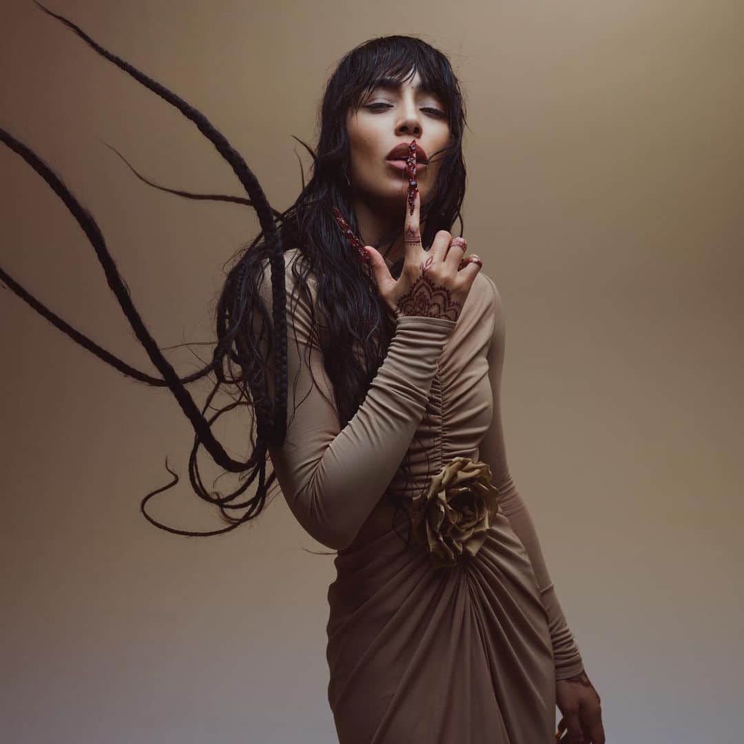ロリーンのインスタグラム：「On my way 🧘🏾‍♀️#melfest #loreen #ⵣ #tattoo」