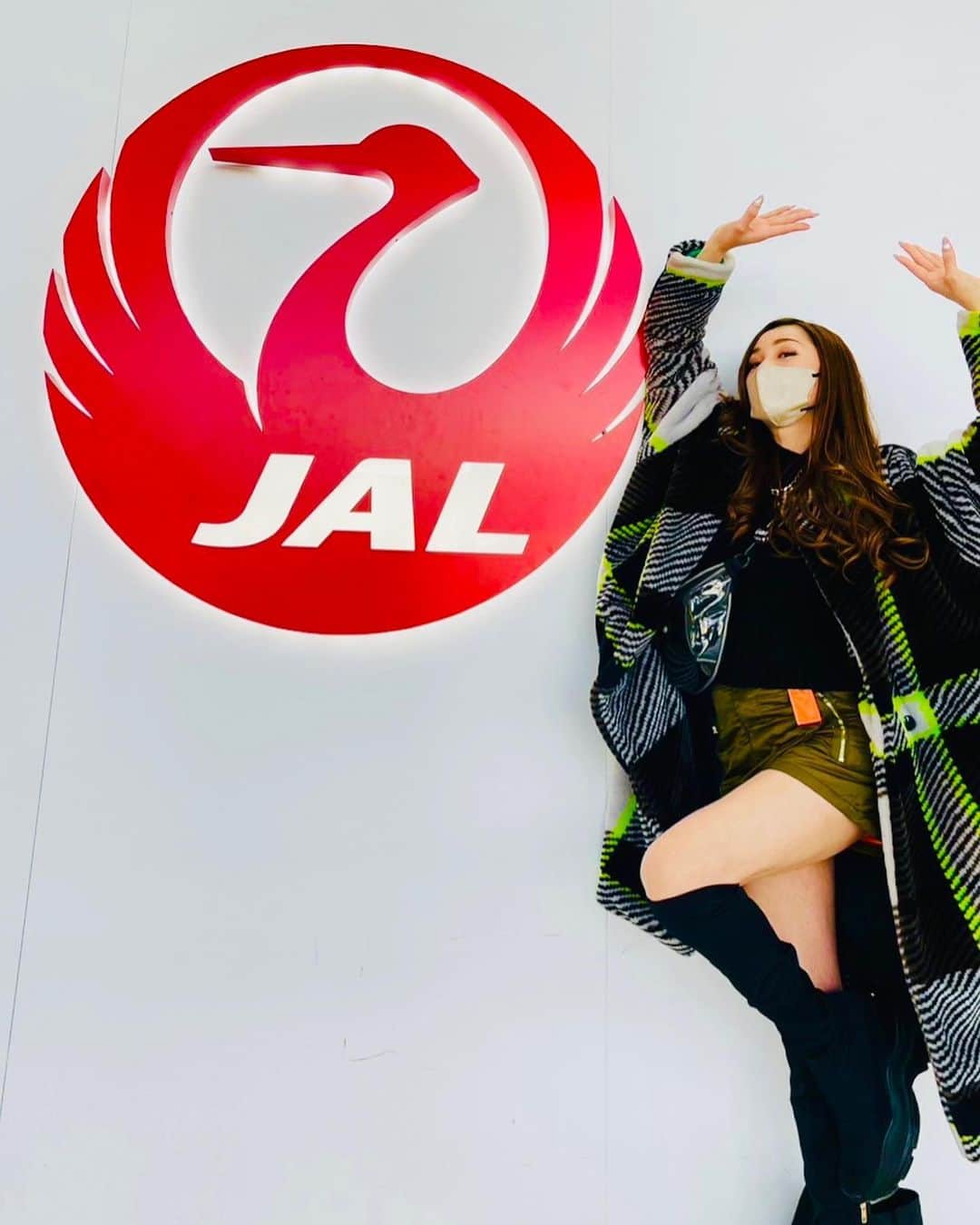 ベル（ニューハーフ）のインスタグラム：「旅の記録つづきで、 最終日は大阪にお立ち寄りーの👯‍♀️💋  大阪での写真は 謎の方足立ポーズだらけにしてみましたー🦩  ちなみに、JALのロゴ好きょー 翔びますって感じで優美ょね🔴 日本の情緒と繊細さ気高さを感じます。  ランチは、老舗の#喫茶店アメリカン  へ 迷いに迷い、私は#ビーフカツ セット パフェとか数十年ぶりに食べた気が💦  @horikoshi_rieko さんとまさかのリンクコーデに💚  その後、買い物中にBELLってお店発見🔔ww からの、寒すぎてグリコ前で舞って帰りました〜✈️ 今回初の伊勢に降り立ち、浄化され、 "笑って祈って、食い過ぎて" 自分と向き合う良い時間でございました💗  さっ、この先も鶴のように、気高く優雅に翔び続けたいと思います。 💋🌱🌏  #伊勢旅行  #大阪 #ニューハーフ #JAL」
