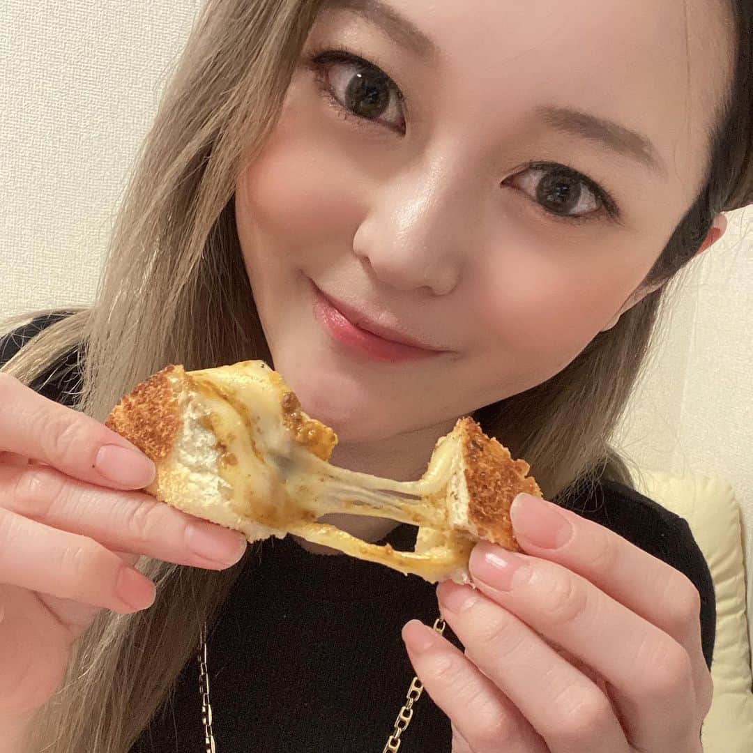 三上玲奈のインスタグラム：「浅草雷門近く、人気のカレーパン専門店、東京カレーパンをお土産でもらったよ😃  ヘルシーでお洒落な焼きカレーパン❤️ お腹ぺこぺこで食べて美味しかったぁーーーー❤️❤️❤️❤️ まろやかな旨みが最高⭐️ ヨシフクホノカさんのイラストがオシャレで冷凍のお土産もありまーす✨✨  #東京カレーパン #カレーパン #浅草 #浅草グルメ #浅草食べ歩き #ヨシフクホノカ #tokyocurrypan #asakusa #honokayoshifuku」