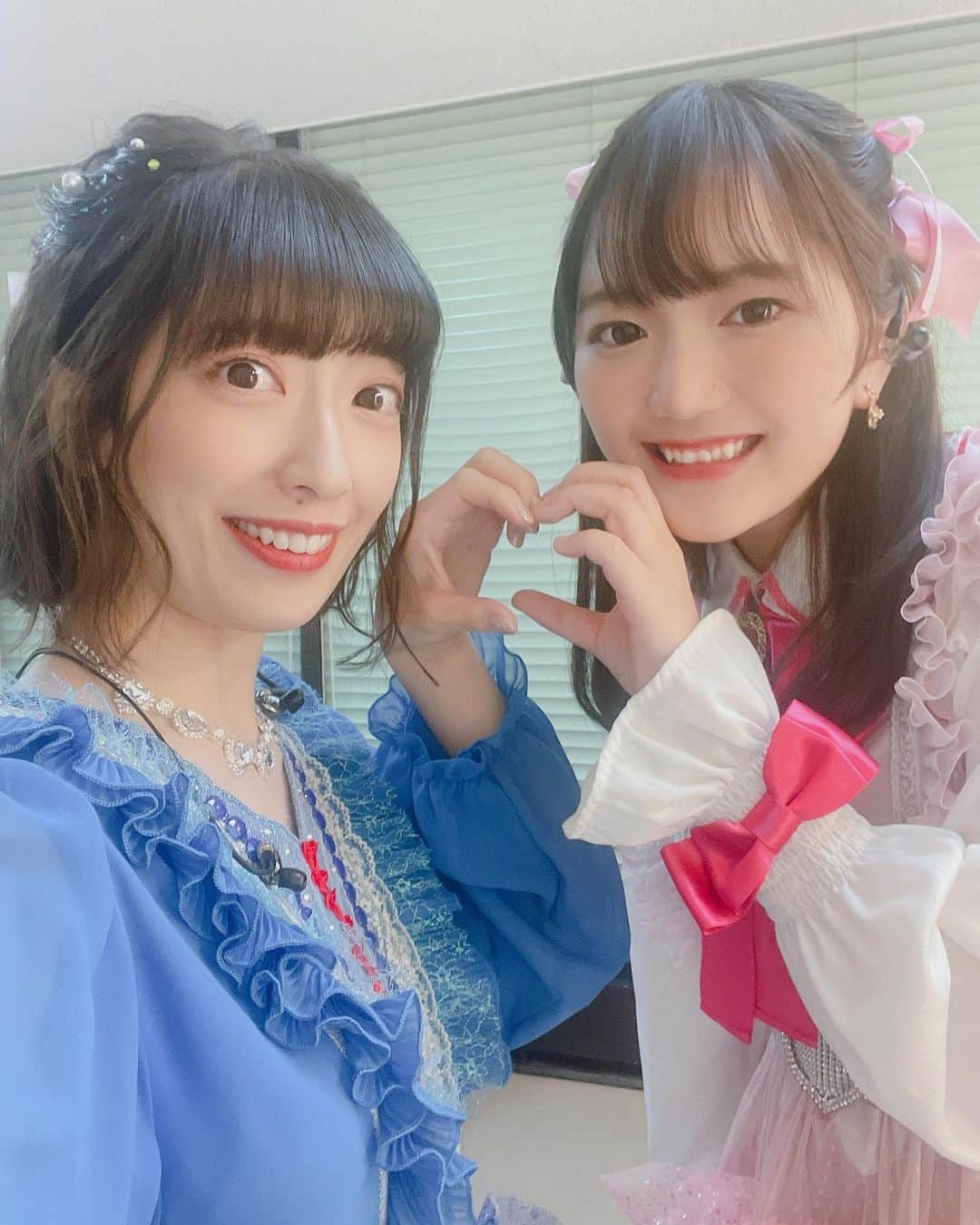清水理沙のインスタグラム：「デパプリの思い出③  さて次は、元気いっぱいキュアプレシャスを演じた、菱川花菜ちゃん💖💙  一年半前のオーディション会場で、制服姿で大きな声でおはようございます！と挨拶していたのを見て、この子は絶対合格するだろうな…と思っていました☺️ おもちゃ録りからアフレコ・イベント盛りだくさんな中、プレッシャーもあったことでしょう。。でも持ち前の明るさでみんなのことを引っ張ってくれました👏🏻立派な座長だ！  もうすぐ20歳の花菜ちゃん。これから大きく羽ばたいていくんだろうなぁ。 いろんなことをたくさん経験して、これからもみんなに笑顔を届けてね❣️  20歳の記念日はみんなでお祝いだ〜💖💙💛💜 #デパプリ感謝祭」