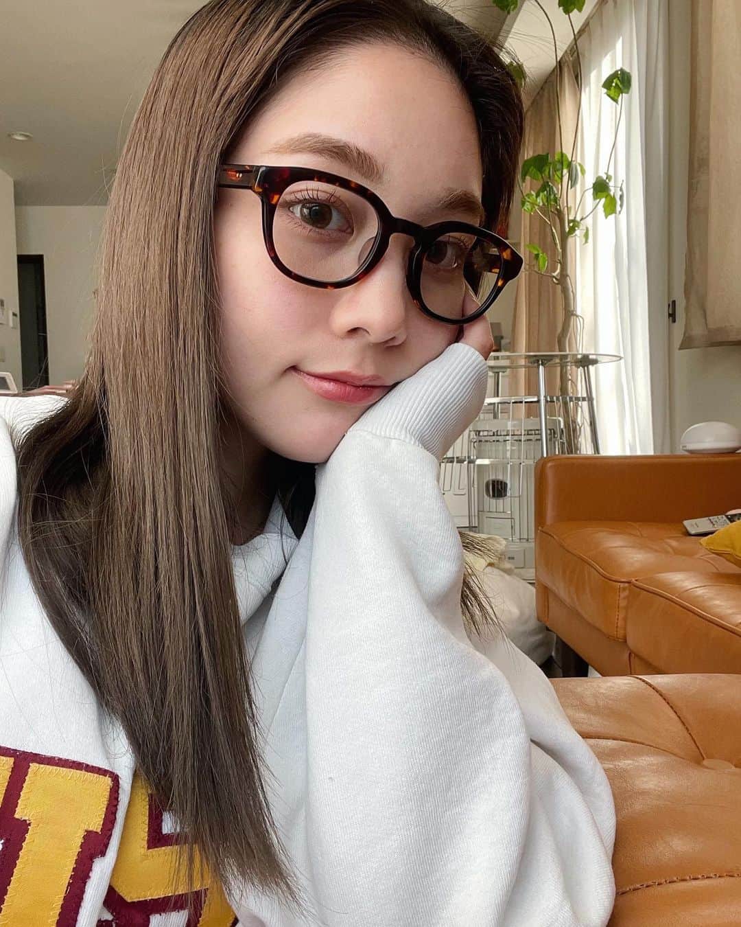 久恒美菜のインスタグラム：「Twitterで話題になってて、ずっと気になってたプリュスオーのシャンプー🧴  最近使っているんですが、見て！さらさら〜！！ ハイダメージ毛だけどちゃんとパサつかず、重たくもならず◎ しっかりダメージケアしてくれるものって、重たくなってしまう事が多々あって、そうなると乾きづらくて、途中で諦めて半乾きになり結果的には更に傷む。。のでサラッとまとまってくれるの、本当に嬉しい☺️  上品でナチュラルな、これ嫌いな人はいないだろうよっていうクセがないのにいい香りがするのも、男女問わずおすすめです。  LOFTとかマツモトキヨシで購入できるので、 今使っているシャンプーにしっくり来てない方はぜひ、ほんと、ぜひ🥺✊🏻  #pluseau #プリュスオー #シャンプー #pluseau_ad」