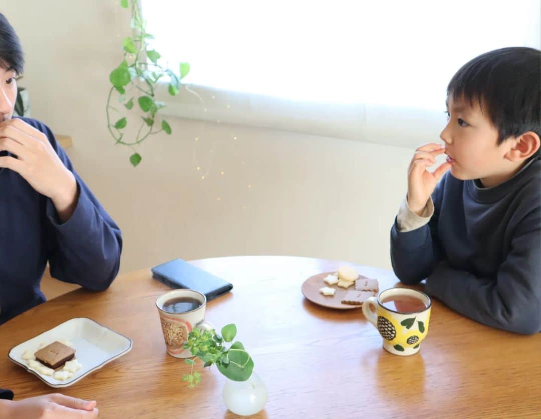 本仮屋リイナのインスタグラム：「日に日に似てきた2人のおやつタイム👨‍👦⁡🍃 ⁡大人は生チョコを挟んで、子供はそのままで🍪⁡(生チョコ挟む時、クッキーがしっとりしないようにクッキー側にチョコ塗るといいそう🙆) ⁡⁡ ⁡花粉症シーズンが到来したので、小麦粉、砂糖、お酒をなるべく摂らないようにしています🌼🌷⁡⁡(わたしは花粉症ではないけれど念の為🥹)  ⁡手作りおやつは、砂糖不使用で、羅漢果なので安心☺☺⁡ ⁡⁡ ⁡#ほっこりイナ⁡ ⁡#米粉クッキー #手作りおやつ #花粉症対策」