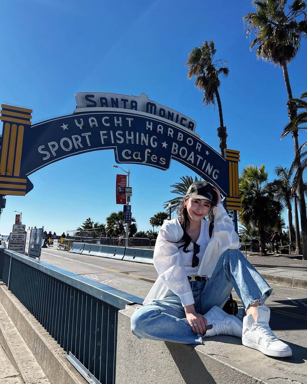 のインスタグラム：「Santa Monica 🏄‍♀️🏝 友達に人気のフォトスポットに連れて行ってもらったよ👭💕  この日は日中20℃以上あって ポカポカで気持ちよかった〜☺️🌊☀️  キャップ🧢 @coel.official  デニム👖　@yanuk_official  #losangeles #santamonica #LA #ロサンゼルス #サンタモニカ #ロサンゼルス旅行」