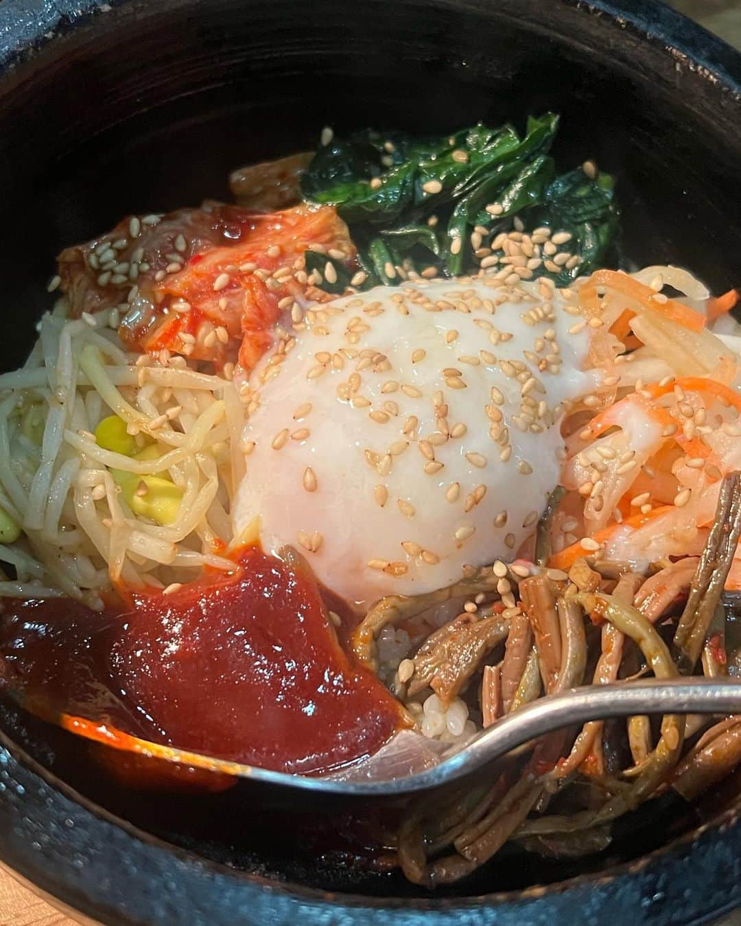 空美夕日さんのインスタグラム写真 - (空美夕日Instagram)「新瑞橋にある @yakinikuhorumon.shimura 🐮  ネギ大好き星人だからまずこのネギサラダは絶対頼む🥺✨ どのお肉も美味しくて、私のおすすめは炙りユッケと厚切り牛タン🐮🤍  どのお肉を食べてもおいしくてお気に入りの焼肉屋さんです🫶 行ったのは3回目🥺🤍🤍  PR @yakinikuhorumon.shimura #名古屋焼肉 #名古屋ホルモン #新瑞橋グルメ #黒毛和牛焼肉 #名古屋ディナー #焼肉ホルモンしむら」2月22日 15時57分 - pakimicha