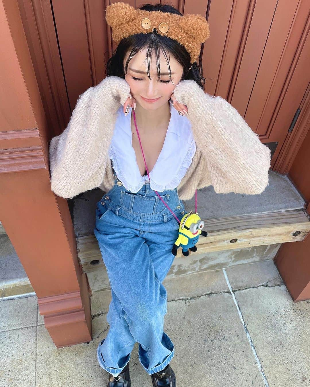 ばんちゃんのインスタグラム：「写真や思ったら動画でした🧸🌈 前あきすぎーーーーてメッセージ謎に殺到してなんや悪い事した気分なったやつww . . @ZARA 👚 @rodeocrowns_official 👖 . .  ミニミニオン連れてハリドリ乗って帰った🚅 年パスの楽しみ方🙏♡ . . . #ユニバ年パス#年パス#ユニバーサルスタジオジャパン #こすぷれ #universalstudiosjapan #JAPAN#オーバーオールコーデ#白シャツコーデ#プラダローファー#ローファーコーデ#カチューシャ」