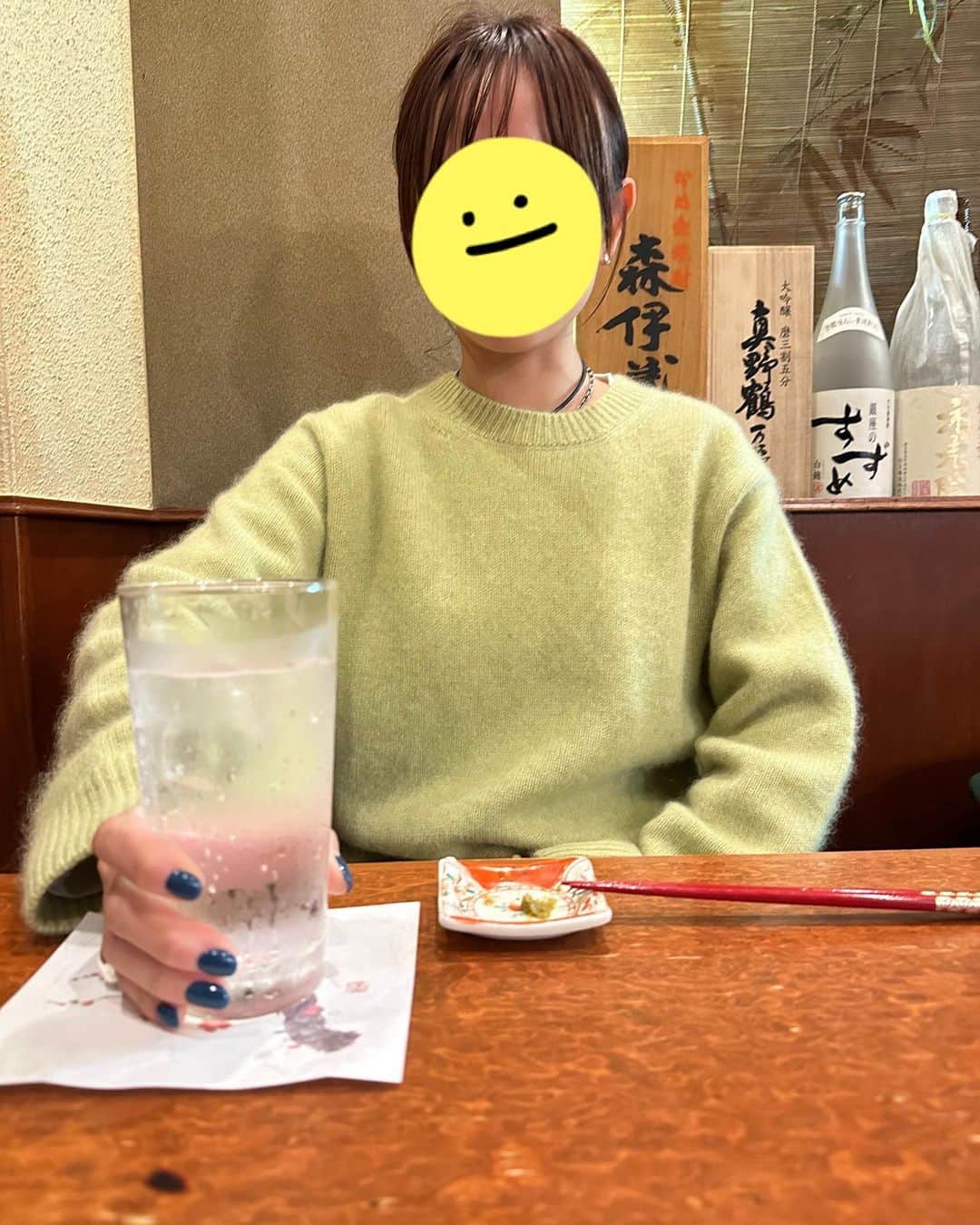 のインスタグラム：「柚子胡椒をツマミに酒を飲む嫁。  #嫁 #奥さん #家族 #酒豪 #山賊 #海賊」