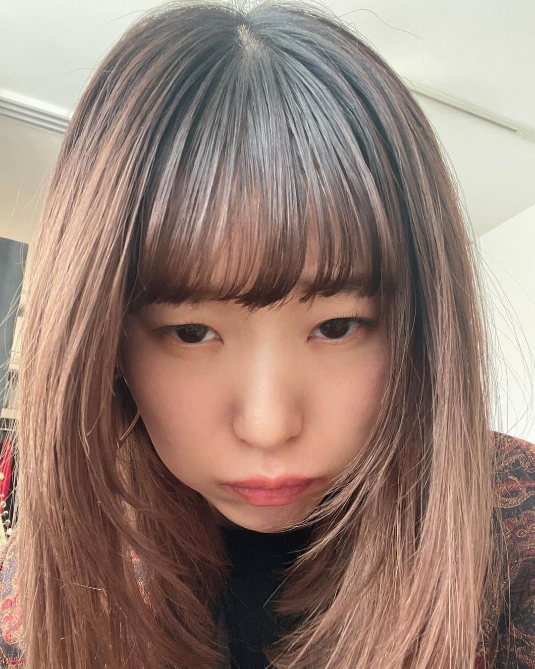 おかもとえみのインスタグラム：「初めての顔でてきた🤯なに？！？！髪何色にしよっかな〜」