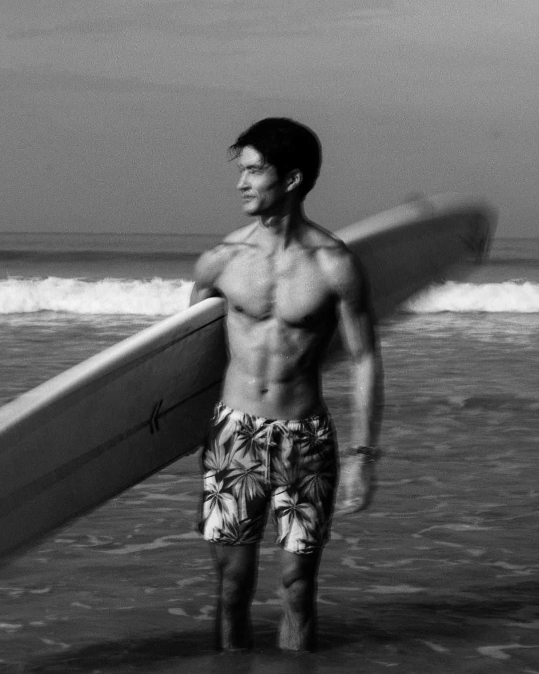 八代健のインスタグラム：「Morning ritual 🖤 lens by @maxmillionx   #surfer #ocean #khaolak  #hydroconquest  #longinesthailand」