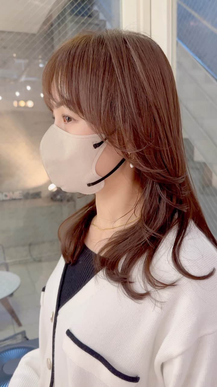 斉藤潤一のインスタグラム：「今回は首から顔にかけて光がしっかり顔に光が当たり肌のトーンを上げてくれるカット 色は、春に向けて柔らかく見えるような色に仕上げました お客様にあった似合わせカットが得意です。  #カット #カラー #肌トーン #肌トーンアップ  #顔周りカット  #渋谷美容室 #ママ #ママファッション  #ママコーデ  #ヘアスタイル」
