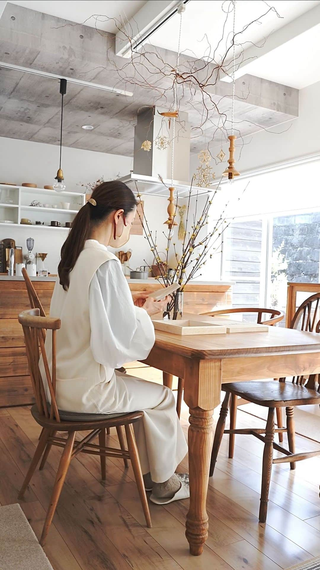 shihoのインスタグラム：「もうすぐ桃の節句  健やかに幸せにと 先日の雨水の日  小笠原雛を折って 飾りました。  春はポカポカで それだけで幸せ感じますね♪ #桃の節句#ひなまつり#小笠原雛#雛人形 #日常#暮らし#日々#日々の暮らし#暮らしの記録#おうち時間」