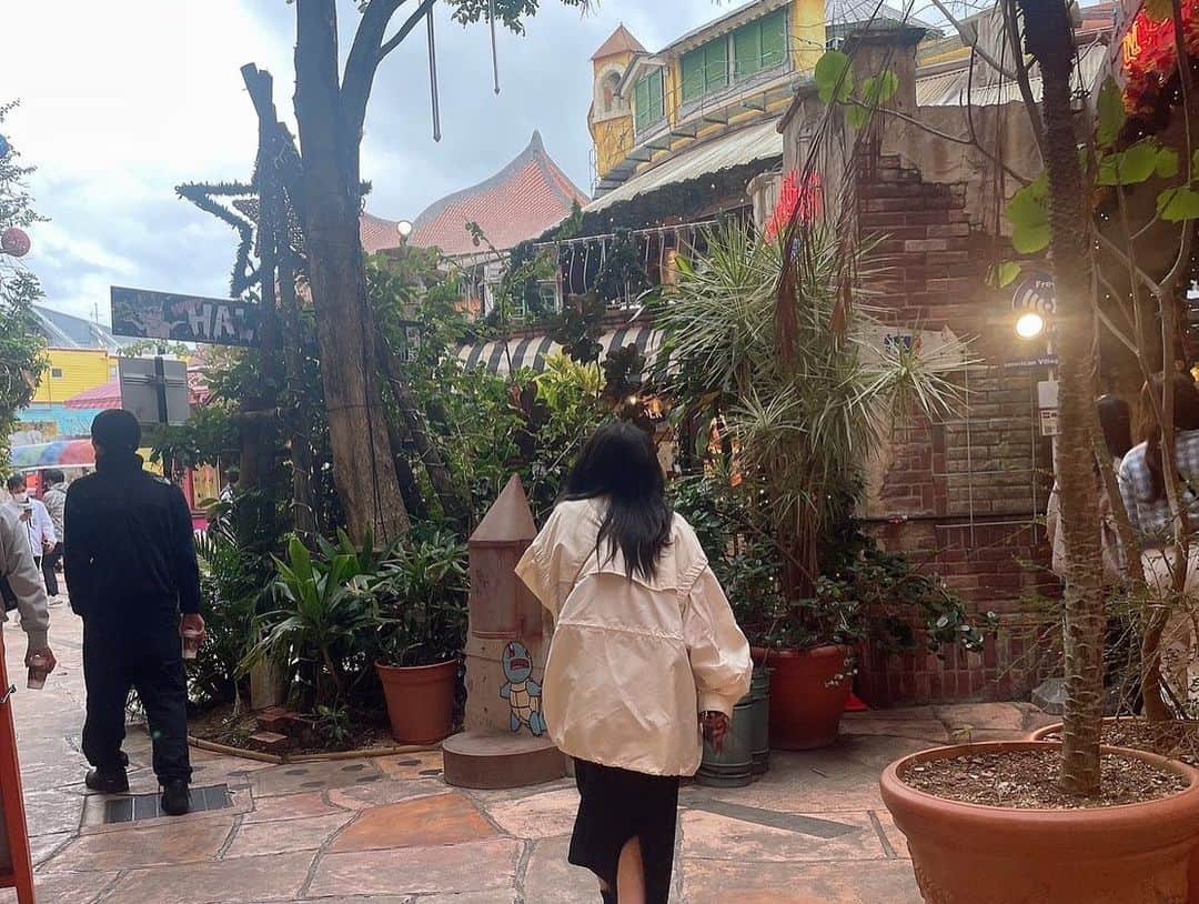 山田菜々のインスタグラム：「よこむき写真の記録🌺 (たてはあとで投稿します...！お付き合いください🤫)  １枚目はアメリカンビレッジでお洋服を探してる写真🥲 寒すぎて服屋さん探すのに走った😭❤️‍🔥  #沖縄」