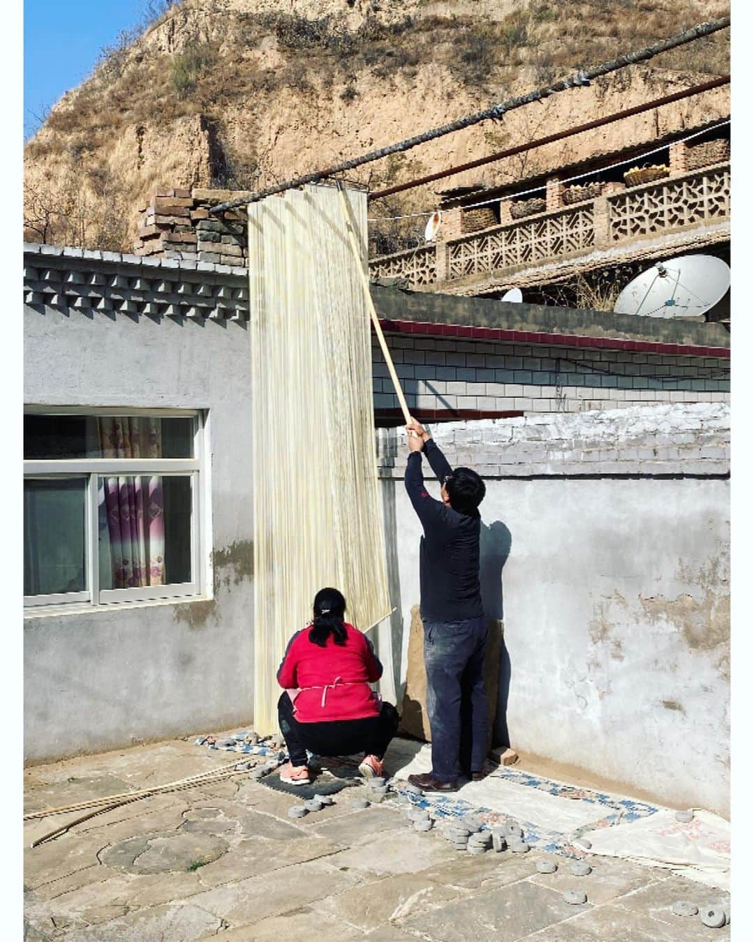 石沢綾子さんのインスタグラム写真 - (石沢綾子Instagram)「【石沢、NHKに出るってさ！】 　 この度ご縁があり、 NHK BSプレミアムの番組に出演することになりました🙌🏻  あす2/23(木・祝)9:00〜10:30放送 BSプレミアム 百花繚乱！麺道をゆく　〜中国・黄土高原〜 に、リポーター役で出演します。  中国 陝西省・山西省にわたり広がる黄土高原は、 麺の故郷と呼ばれています。 去年の秋、1ヶ月ほど北京を離れて 現地でロケをしてきました。 　 地元の人々と交流しながら様々な麺を食べ尽くすという、 何とも幸せなロケ😋 味はもちろん、形状、材料、作り方、食べ方、 どれも初体験ばかりで、 「麺」に対する概念が変わった1ヶ月でもありました。  歴史、風土、その土地で生きる人々の知恵が、 一杯の麺にギュッと詰まっています🍜  もう一度食べたい味ばかり。 　 コロナ政策下でのロケは痺れる展開の連続でもありましたが、 それも中国にいたからこそ🇨🇳 貴重な経験となりました。 　 あす午前、お時間あればぜひぜひ。 お腹が空くこと間違いなし🤭 黄土高原の絶景も必見です✨ 　 　 #中国  #北京生活  #beijinglife  #黄土高原  #bsプレミアム  #石沢綾子」2月22日 16時45分 - ayako__ishizawa