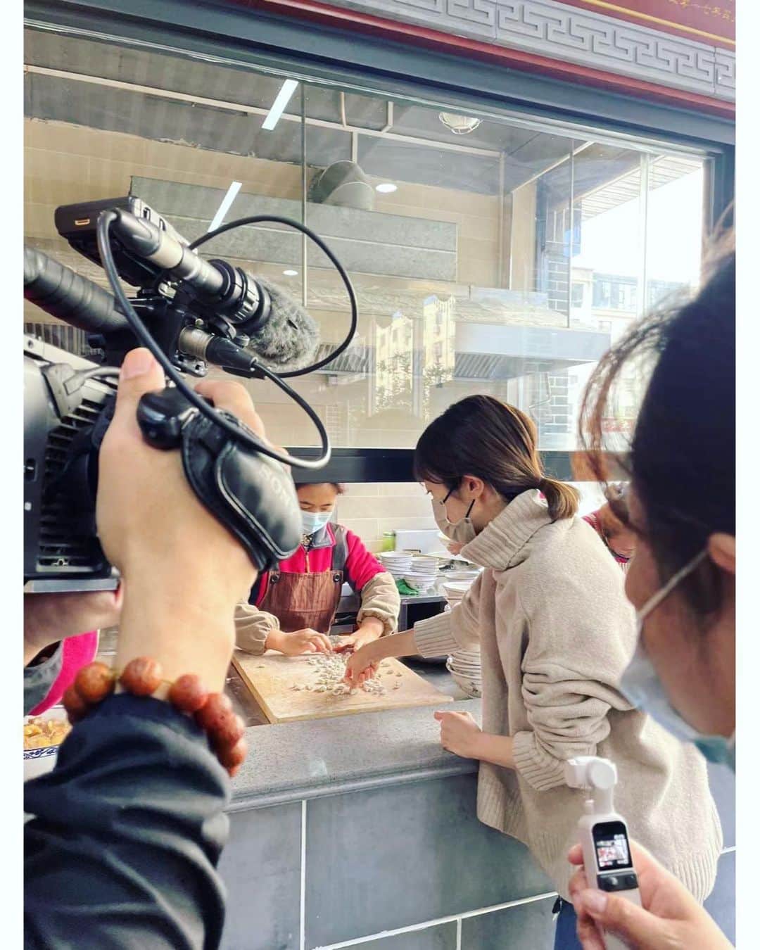 石沢綾子さんのインスタグラム写真 - (石沢綾子Instagram)「【石沢、NHKに出るってさ！】 　 この度ご縁があり、 NHK BSプレミアムの番組に出演することになりました🙌🏻  あす2/23(木・祝)9:00〜10:30放送 BSプレミアム 百花繚乱！麺道をゆく　〜中国・黄土高原〜 に、リポーター役で出演します。  中国 陝西省・山西省にわたり広がる黄土高原は、 麺の故郷と呼ばれています。 去年の秋、1ヶ月ほど北京を離れて 現地でロケをしてきました。 　 地元の人々と交流しながら様々な麺を食べ尽くすという、 何とも幸せなロケ😋 味はもちろん、形状、材料、作り方、食べ方、 どれも初体験ばかりで、 「麺」に対する概念が変わった1ヶ月でもありました。  歴史、風土、その土地で生きる人々の知恵が、 一杯の麺にギュッと詰まっています🍜  もう一度食べたい味ばかり。 　 コロナ政策下でのロケは痺れる展開の連続でもありましたが、 それも中国にいたからこそ🇨🇳 貴重な経験となりました。 　 あす午前、お時間あればぜひぜひ。 お腹が空くこと間違いなし🤭 黄土高原の絶景も必見です✨ 　 　 #中国  #北京生活  #beijinglife  #黄土高原  #bsプレミアム  #石沢綾子」2月22日 16時45分 - ayako__ishizawa