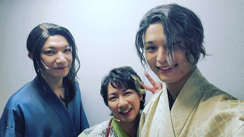 江田剛さんのインスタグラム写真 - (江田剛Instagram)「佐之助 🌊（柏木佑介くん） 第一印象は役をモノにするのが早い！ って感じ笑 それに殺陣がうまい！ 俺槍持った事ないけど あんな器用に回してるの見て スゲーってなってた😆✨ 佐之助に最後に言われる台詞 （お前生きたいって言ったじゃねーか） あそこの佐之助本当大好き！！ 普段可愛いおバカさんなのに 最後お兄ちゃんとして平助を誰よりも守ろうとしてくれて 凄く愛を感じた😊  🍃（滝沢亮太くん） 亮太もあつと同じで最初に仲良くなったメンツの1人！  カウントダウンライブ見に来てくれたりと プライベートも凄く仲良し 亮太の本当におバカな感じの佐之助は本当に 可愛くて愛着がすごい😚  佐之助！ありがとう😚  一（兼崎健太郎さん） 一と言えばもうあのシーンですよ！！ 三重の最終通し稽古かな？🤔 で2人の上と下で 互いの気持ちを独白するシーンが追加されて 毎回あのシーンって良い意味で 100%同じ芝居になる事がなくて その日の気持ちの上がり方や 怒りの度合いでも芝居が変わったり とお互いに相手を感じながら 2人で作っていく感じが最高に好きでした！！ そこからの一と土方さんが 喧嘩するシーン次のスタンバイでずーっと 裏で聞いてるんですけど 一が平助の事を思って話したり 怒ったりしてるの聞いてるだけで 涙が🥲 そして、試衛館メンバーがそれぞれ想いをぶつけ合う そんなの裏で聞いてる平助泣いちゃうよ😭笑 そして1幕2場の一と手合わせするシーン 剣を交えて見つめ合いながら2人して つえーじゃねーかって笑い合う所も 最高に好きでした😆✨  同い年くらいの一！！  楽しかった！！  達者でな👍✨✨  総司（宮下舞花ちゃん） 平助の1番のライバルであり 目標であり 親友である総司　  試衛館の中では 平助、総司、一の3人が年下チーム 一はぶっきらぼうだったけど笑 総司は出番的に1番多く絡んでたんじゃないかな？🤔 どこいくにも土方さんに2人してくっついってたイメージ笑  1幕が楽しいからこそ2幕は辛かったな〜 試衛館メンバーとすれ違っても話さない様にしてたくらいだからな〜  舞花ちゃんはとにかく真面目！ 誰よりも早く行って殺陣稽古ずっとしてたり 剣舞の練習したり 誰よりも負けず嫌いで特に努力家なイメージ  今回の座組ってみんなそうなんだけど 努力ってさ〜 俺はあんま見られたくない人だけど 頑張ったら頑張った分だけ 自分に返ってくると俺は思ってて それがこの作品にとても影響力が 出たな〜って思ったんだよね。  話それた笑  で、その努力と持ち前の歌唱力と合わさって 最強の総司が出来上がっていくのを見て  平助も負けられないって凄い思ったな〜  後は野郎どもばっかりの中に花をもたらす存在 その存在感は、凄かったと思う  月影のシーンは最初は色々苦戦もあったけど 結果的には最高のシーンになって 歌ナンバーの中では 1番好きなシーンだったな✨  総司！！ 平助に沢山のエネルギーやパワーを くれてありがとう😊  伊藤先生 🌊（佑太くん） みんなのお兄ちゃん的存在でとても優しくしてくれた佑太くん！ 前の事務所のつながりもあったりと 初めて会った時から仲良くしてくれました😆✨ 🍃（斎藤ヤスカさん） 同い年とは思えないくらい しっかりしていて、沢山引っ張ってくれた ヤスカさん！ 稽古期間が短くもっと 伊藤と藤堂として深めたかったねと最後話してました😙  またお2人とご一緒したいな✨  →4続く」2月22日 16時37分 - eda.tsuyoshi