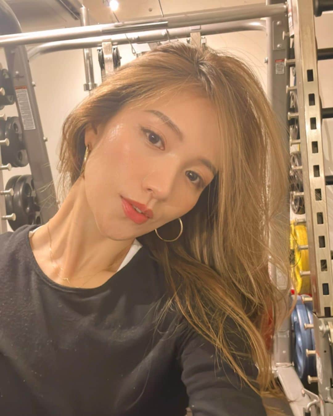 のインスタグラム：「🏋🏻‍♂️🏋🏻🏋🏻‍♂️  先週は1回だけだったから 今日はこんなにキツいのかな？ と思ったけれど なかなかしっかりトレーニングしているとビデオを見て思いました。  重い負荷は持ちたくないと言っていましたが気づいたらけっこうな重さを持たされていた事にも今気づきました。おそるべし谷古宇トレーナー。 これ以外の種目もやっているので そりゃヘトヘトにもなるなと思った今です。  引き続き自分的ナイスバディ目指して頑張ります。 ひとまずお腹の横割れをスムースにしたいのが目下の目標です。🪂  動画はテイク2 テイク1はストーリーに載せます。 ヒィーヒィー言ってブーブー言っています。  _________________________________________  #love #life #loveislove #workout  #gajara」