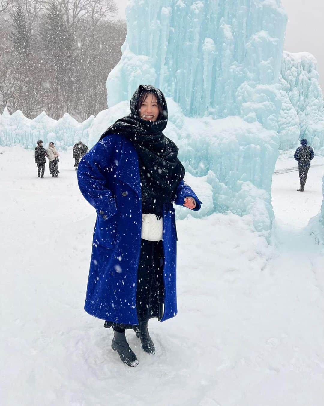 のインスタグラム：「📍北海道 支笏湖氷濤まつり💎  氷の芸術凄すぎた✨ ただこの日は雪がものすごくて、 じっとしてなくても頭に雪が積もったよ。 （マフラー頭に巻いてる）  氷点下7度の世界🧊 雪はサラサラで水もすぐ固まって落ちてく、、  今度行く時はもっっっっと 暖かい格好で行こ👊笑  #北海道 #支笏湖氷濤まつり #japan #北海道観光 #吹雪 #hokkaido」